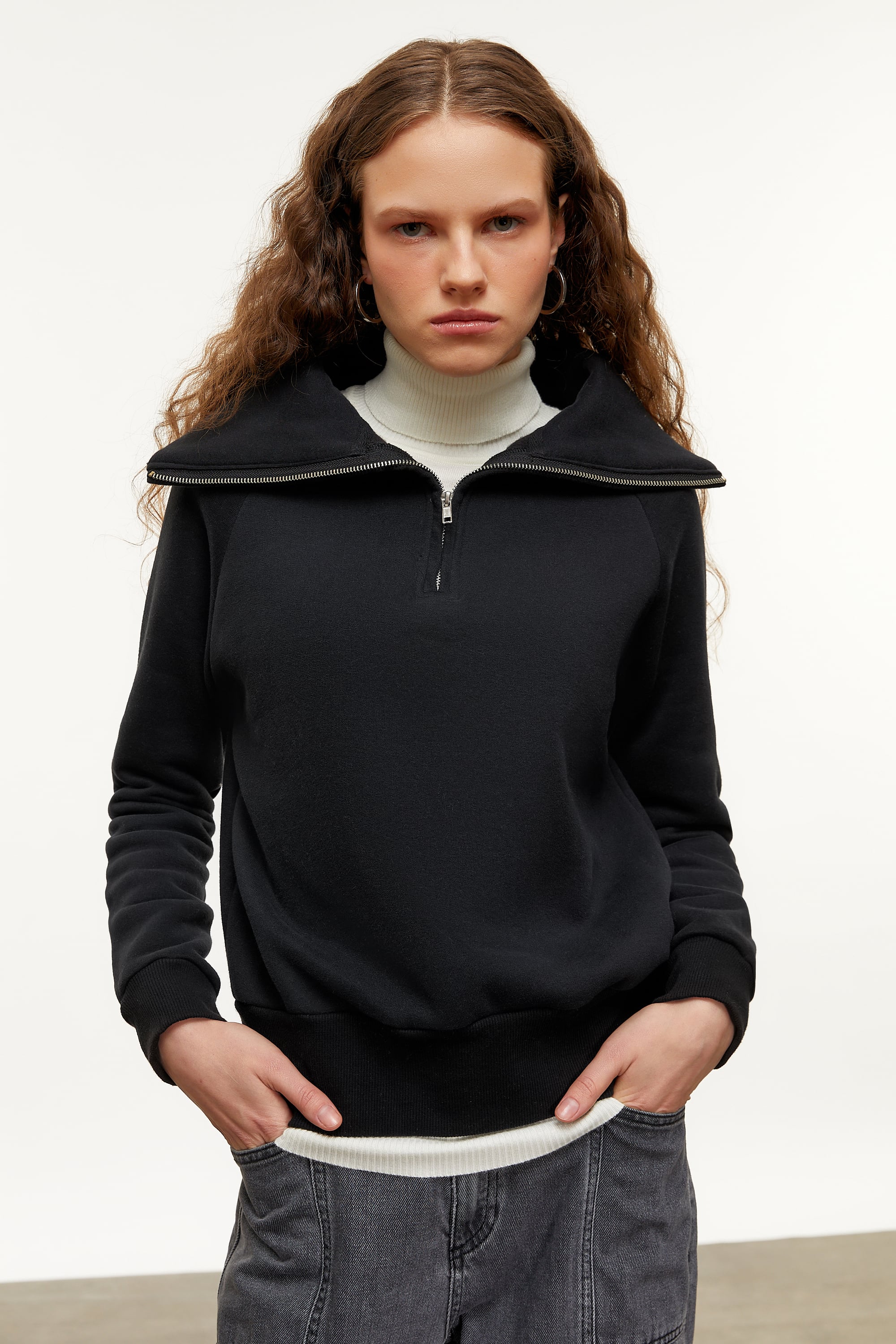 FERMUAR DETAYLI DİK YAKA SWEATSHIRT