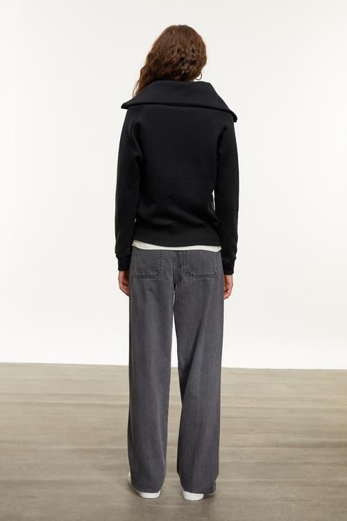  FERMUAR DETAYLI DİK YAKA SWEATSHIRT