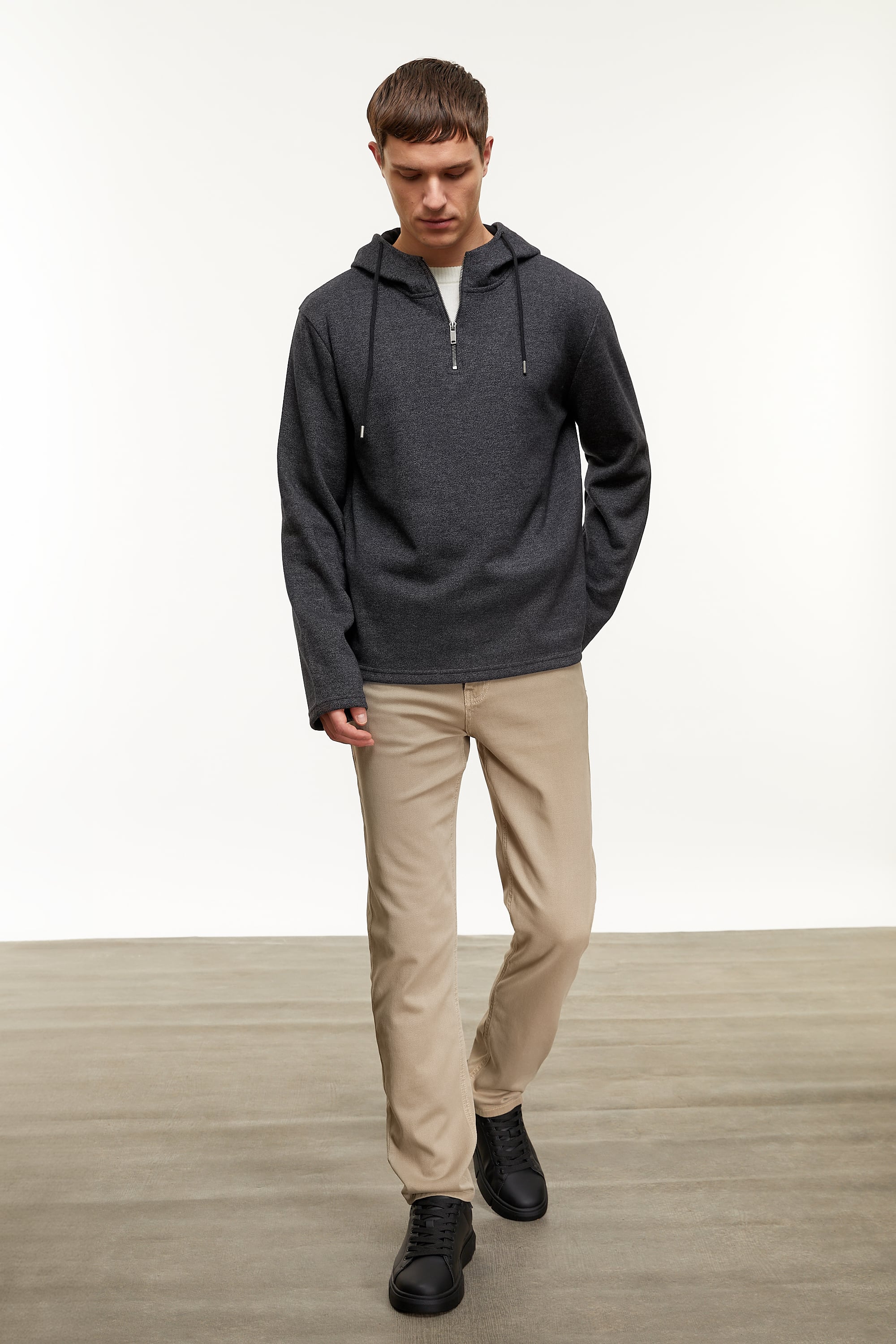 FERMUAR DETAYLI KAPÜŞONLU SWEATSHIRT