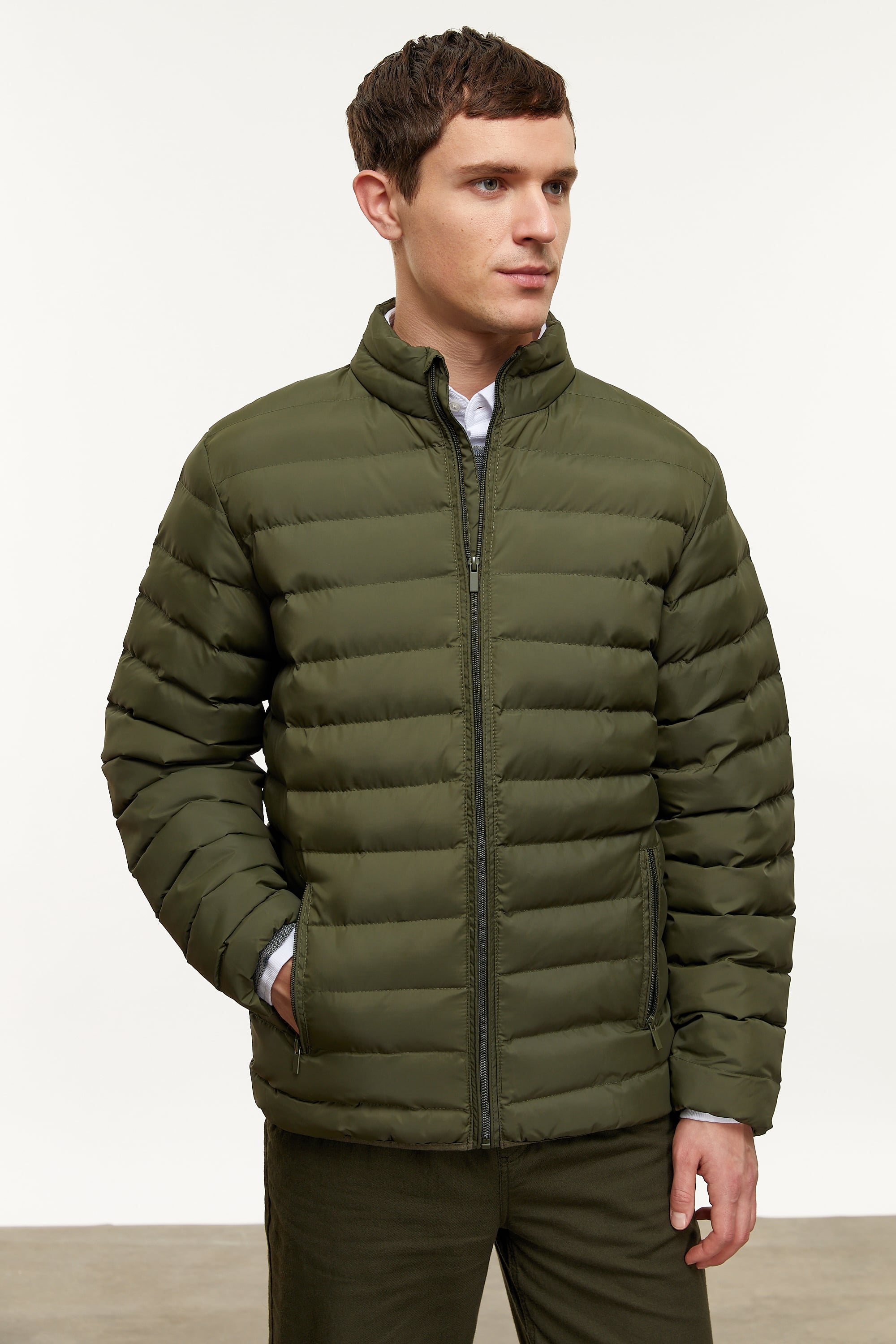 DİK YAKA KAPİTONELİ ŞİŞME MONT