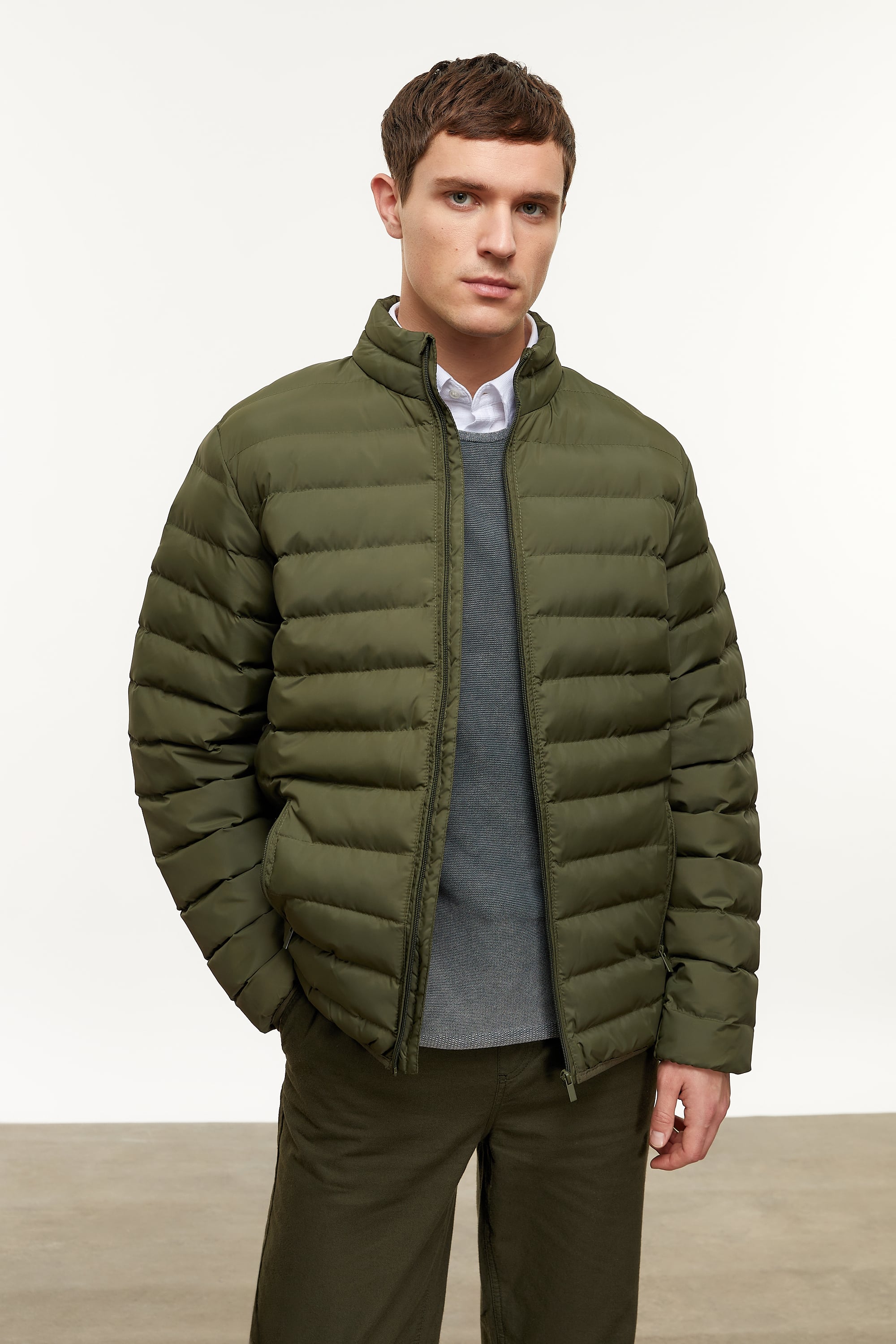 DİK YAKA KAPİTONELİ ŞİŞME MONT