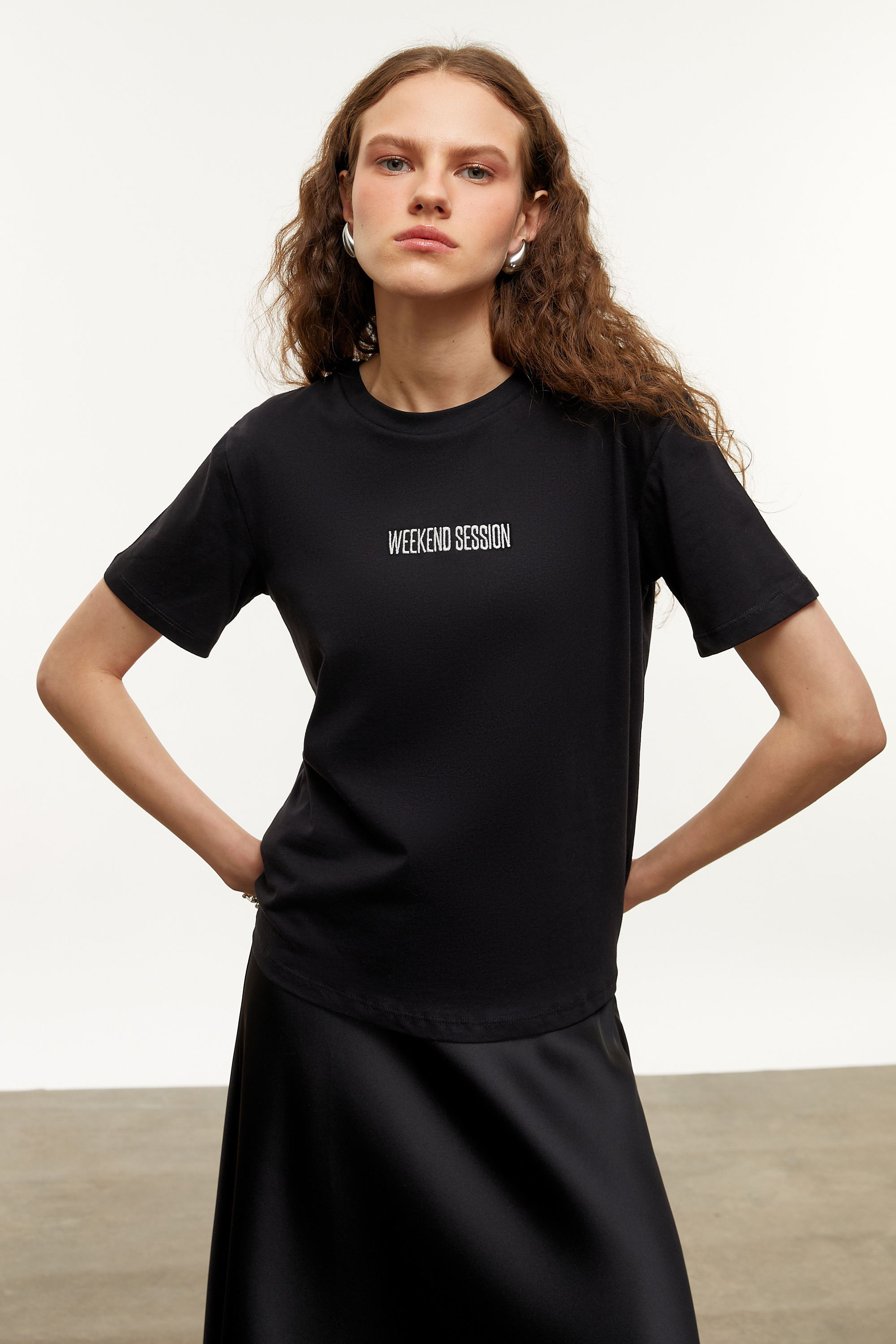 SLOGAN DETAYLI KISA KOLLU T-SHIRT