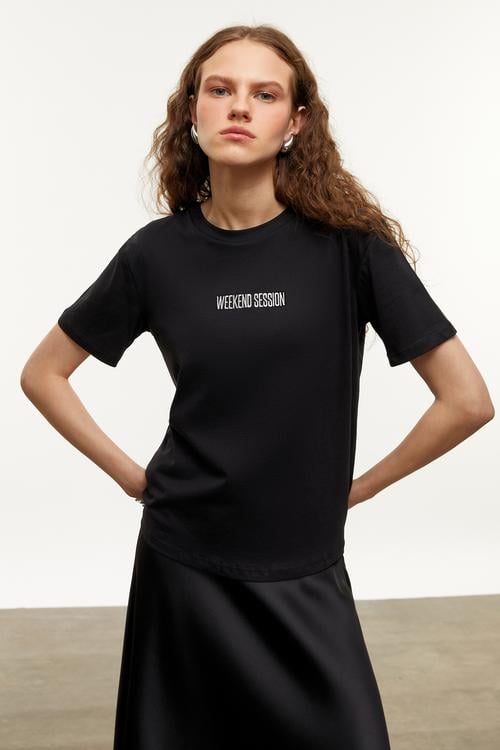  SLOGAN DETAYLI KISA KOLLU T-SHIRT