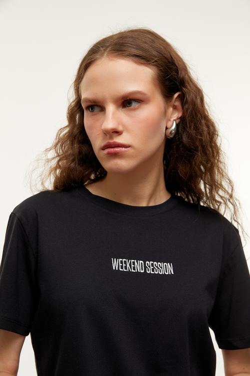  SLOGAN DETAYLI KISA KOLLU T-SHIRT