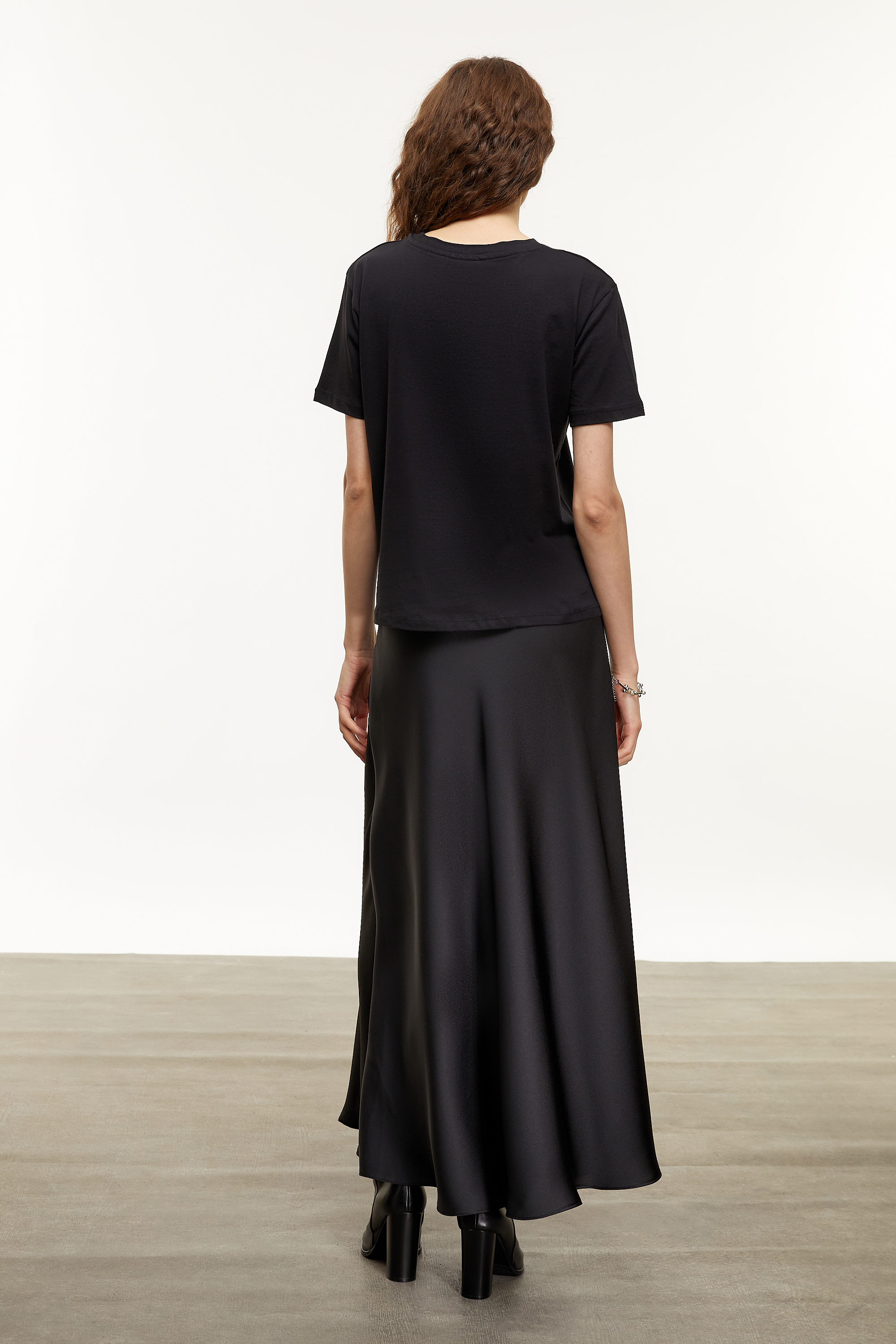 SLOGAN DETAYLI KISA KOLLU T-SHIRT