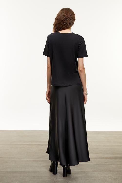  SLOGAN DETAYLI KISA KOLLU T-SHIRT