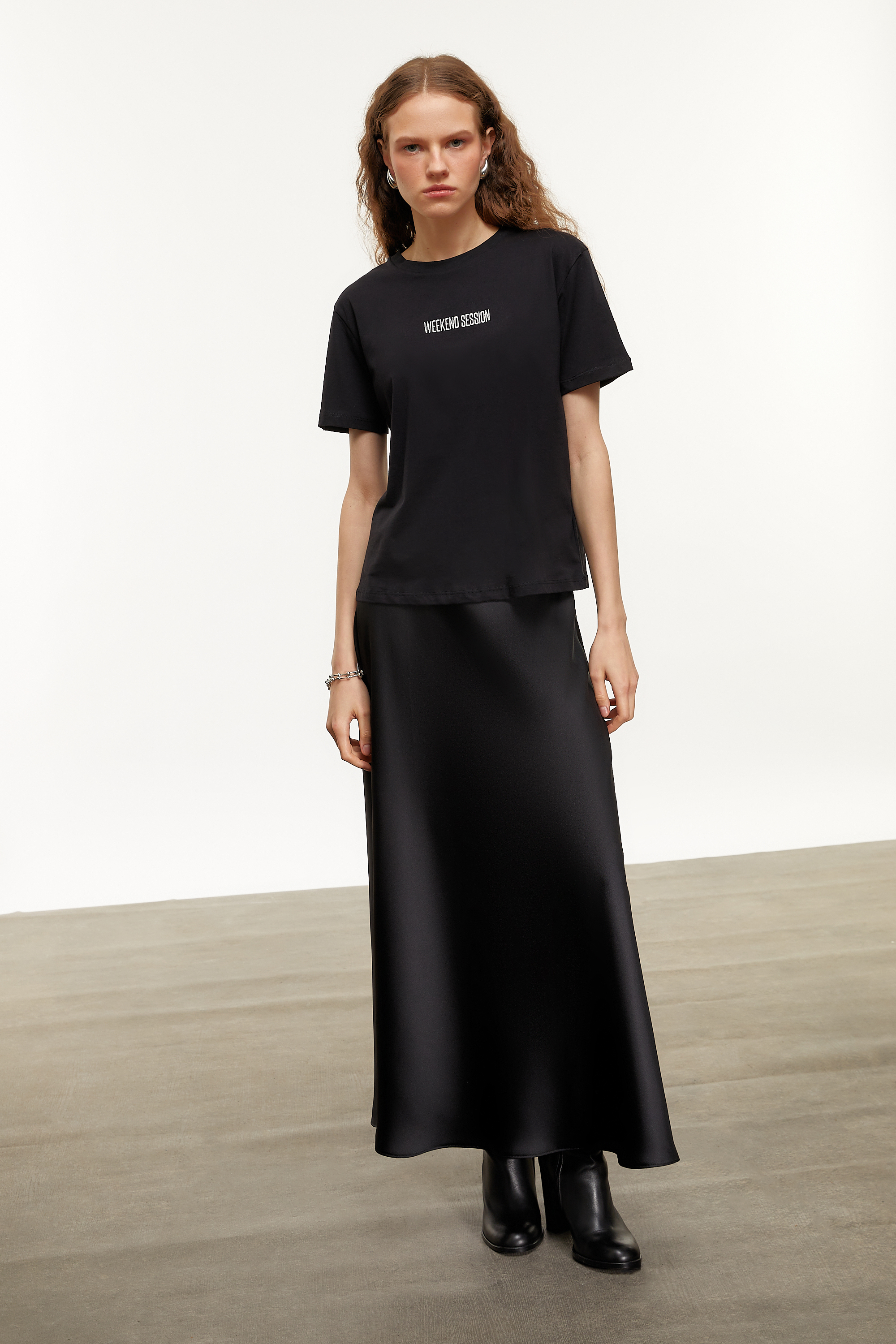 SLOGAN DETAYLI KISA KOLLU T-SHIRT