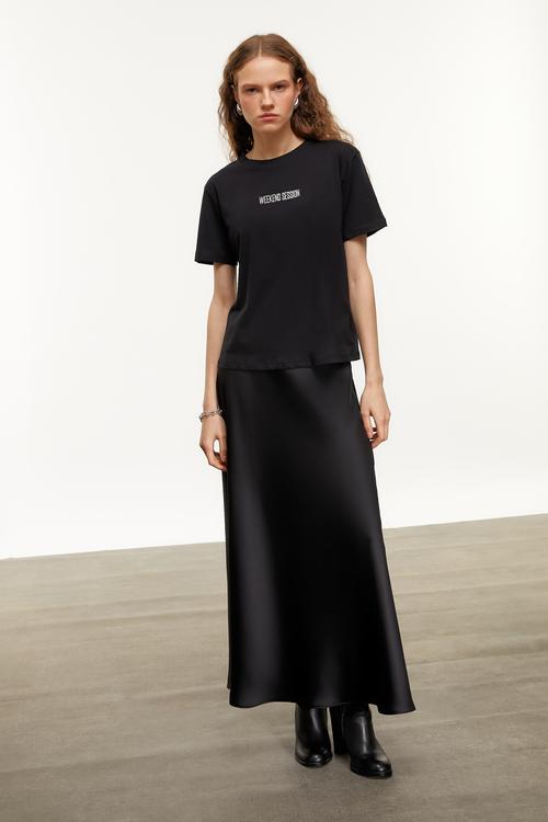  SLOGAN DETAYLI KISA KOLLU T-SHIRT