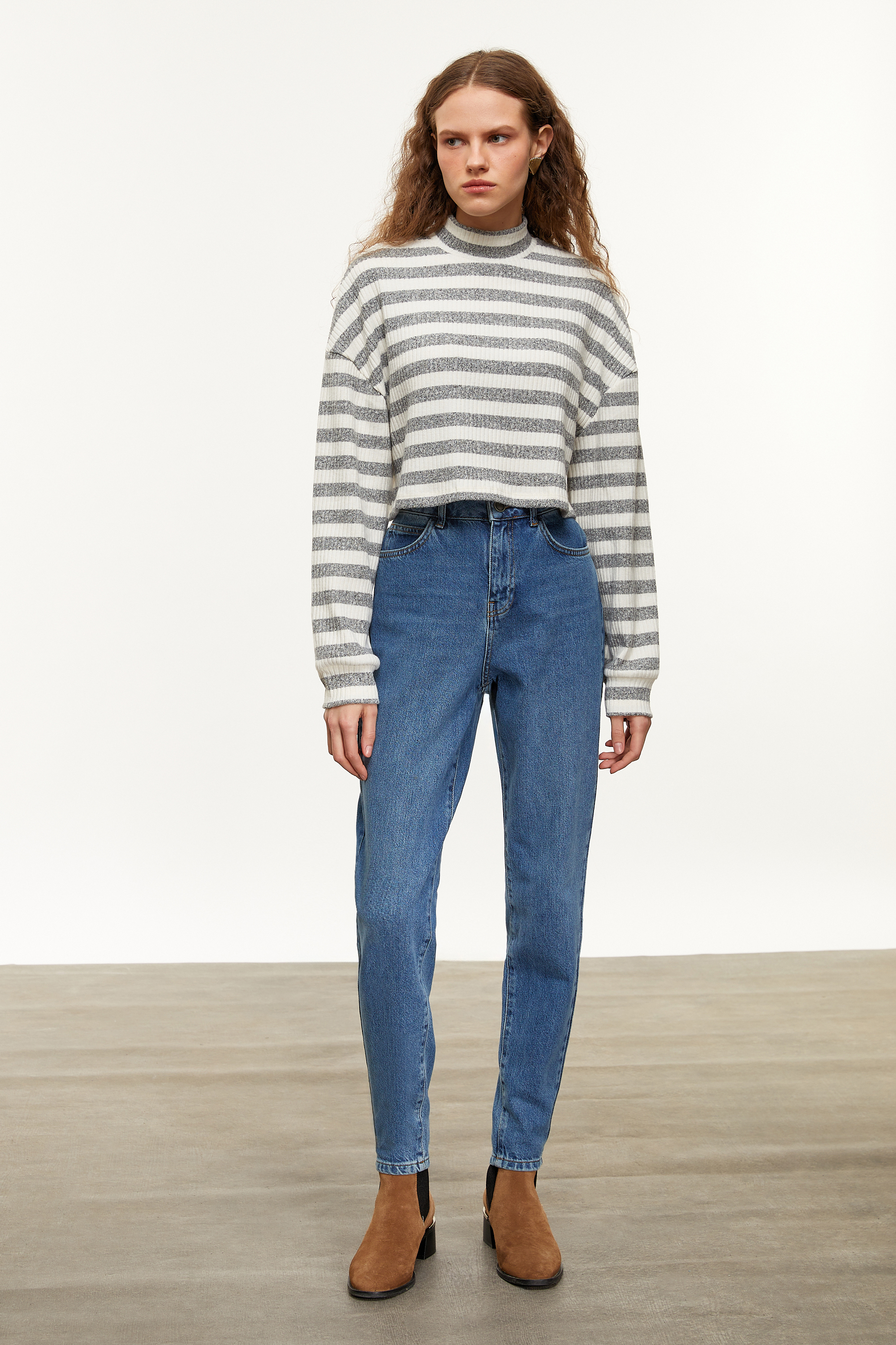 ÇİZGİLİ DİK YAKA SWEATSHIRT