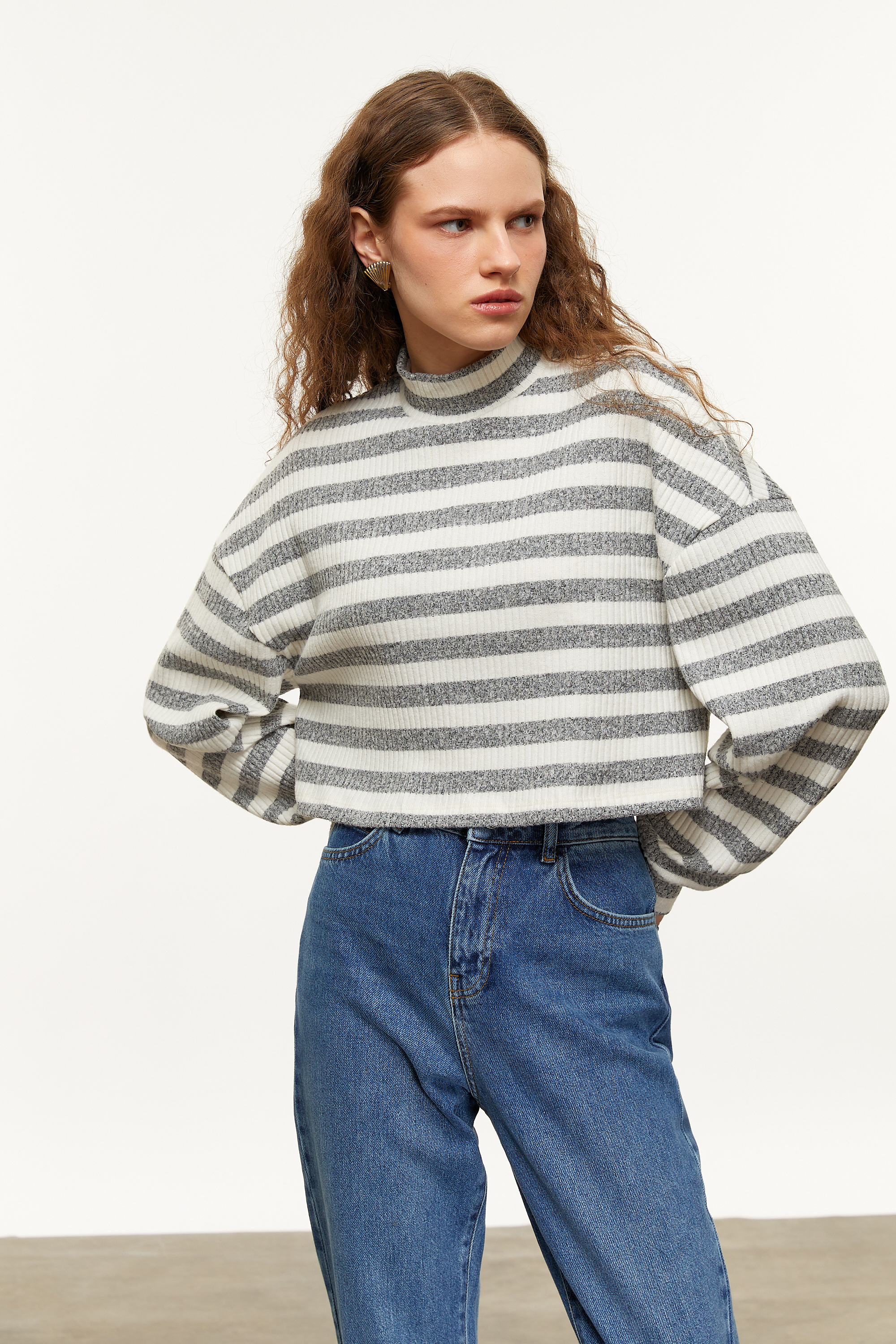 ÇİZGİLİ DİK YAKA SWEATSHIRT