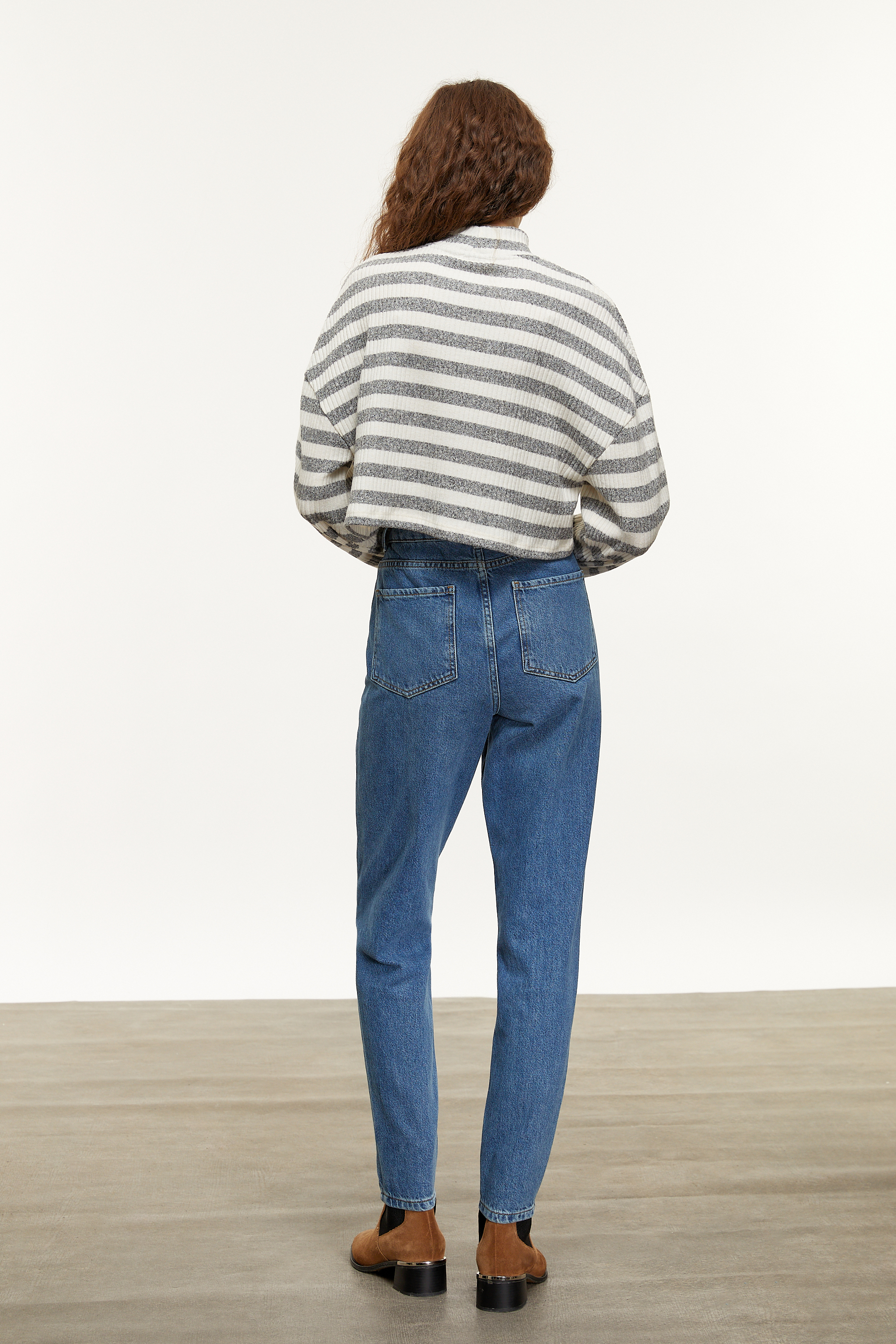 ÇİZGİLİ DİK YAKA SWEATSHIRT