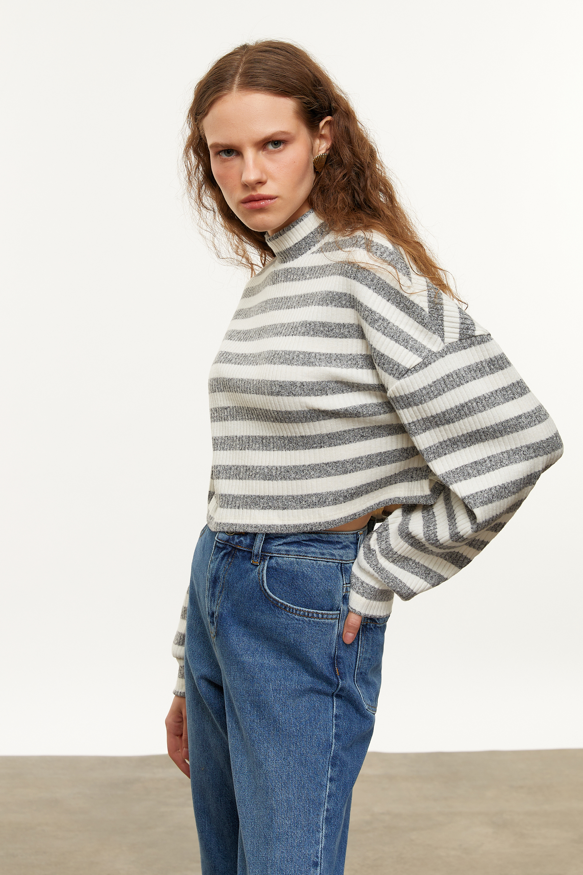 ÇİZGİLİ DİK YAKA SWEATSHIRT