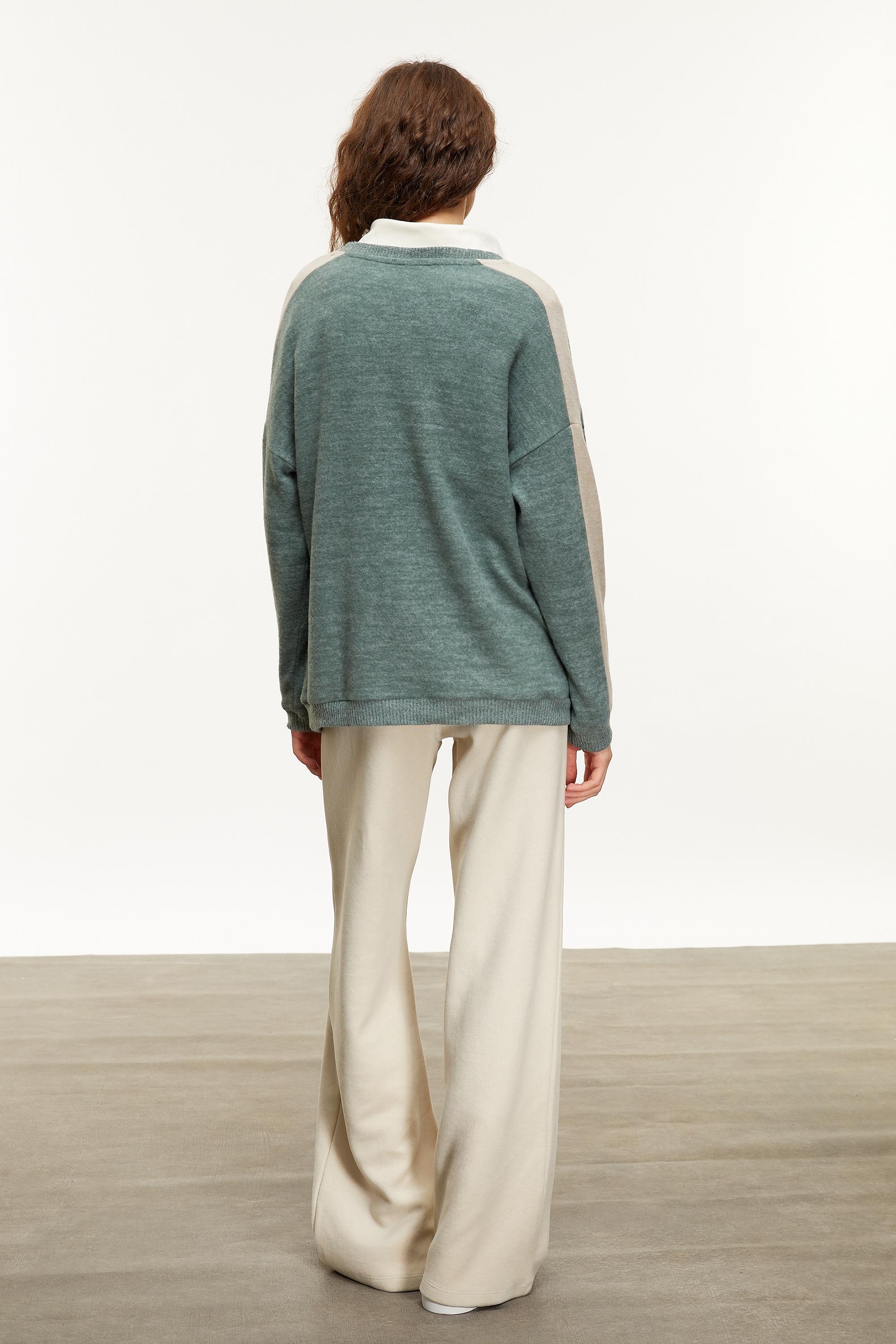 RENK BLOKLU V YAKA KAZAK