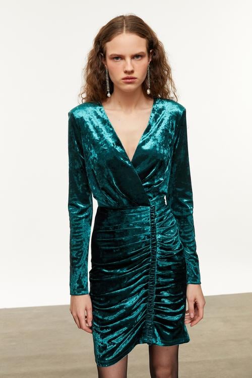 DRAPELİ KADİFE DOKULU MİNİ ELBİSE