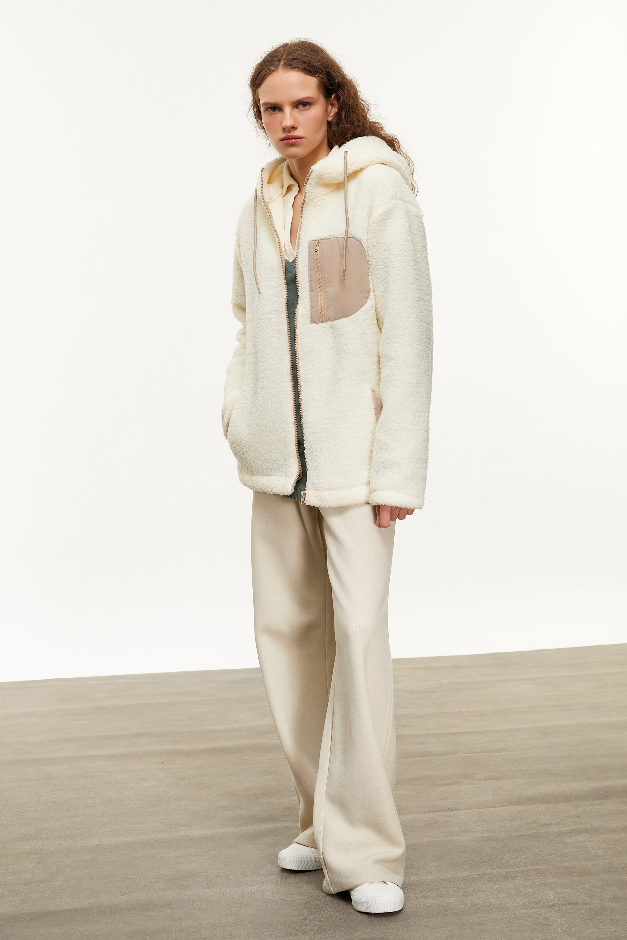 KAPÜŞONLU PELÜŞ CEKET