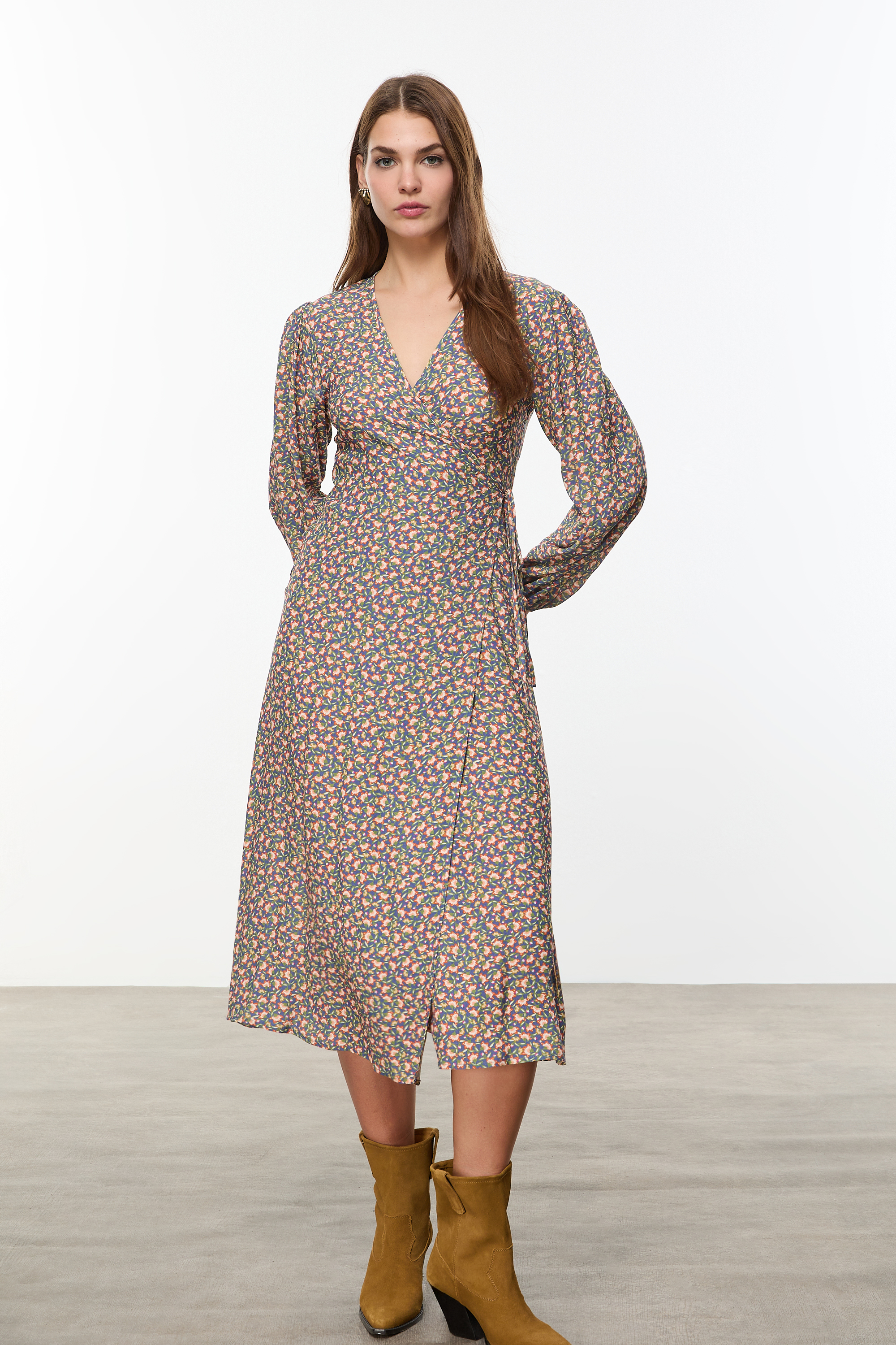 ÇİÇEK DESENLİ KRUVAZE MİDİ ELBİSE