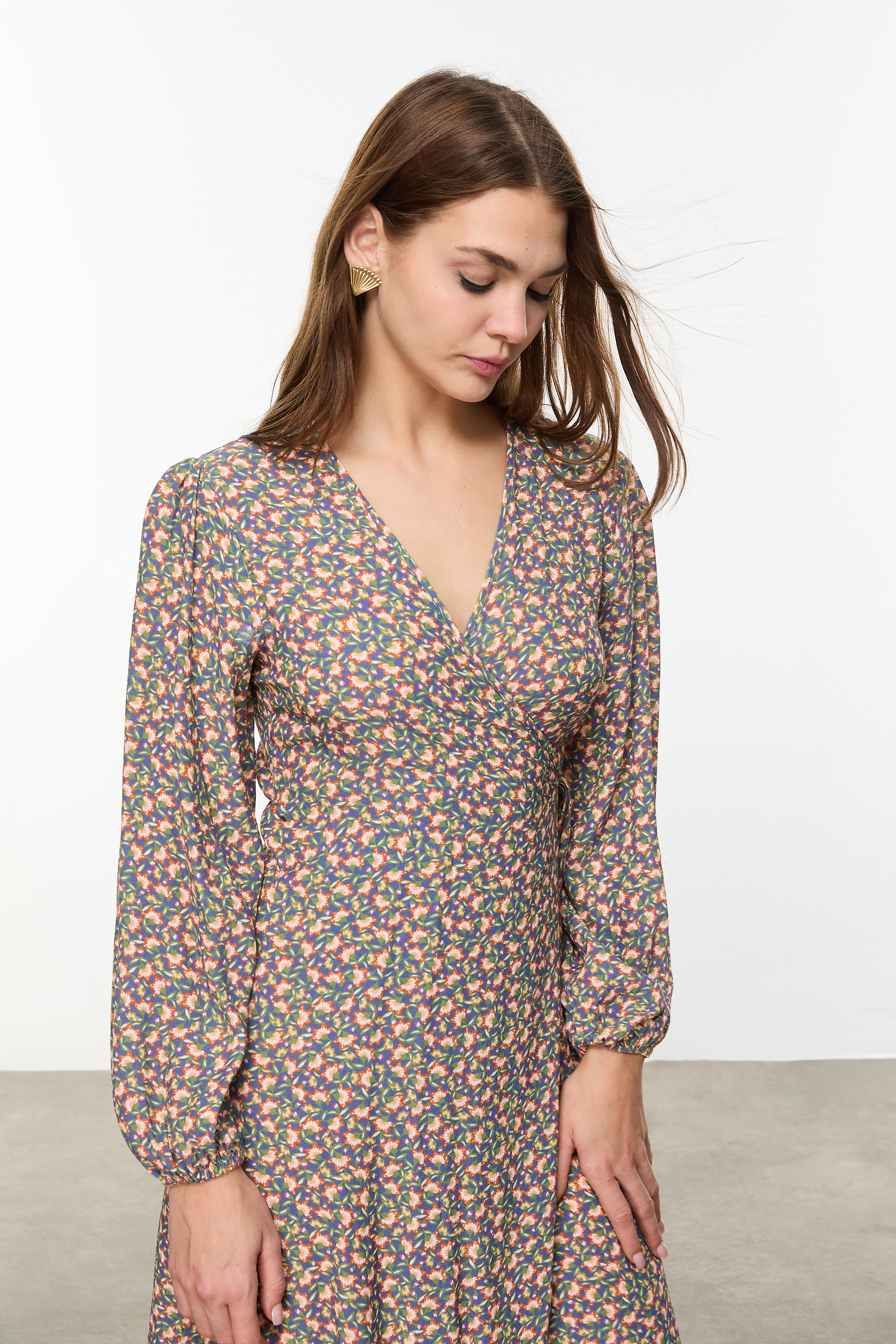 ÇİÇEK DESENLİ KRUVAZE MİDİ ELBİSE