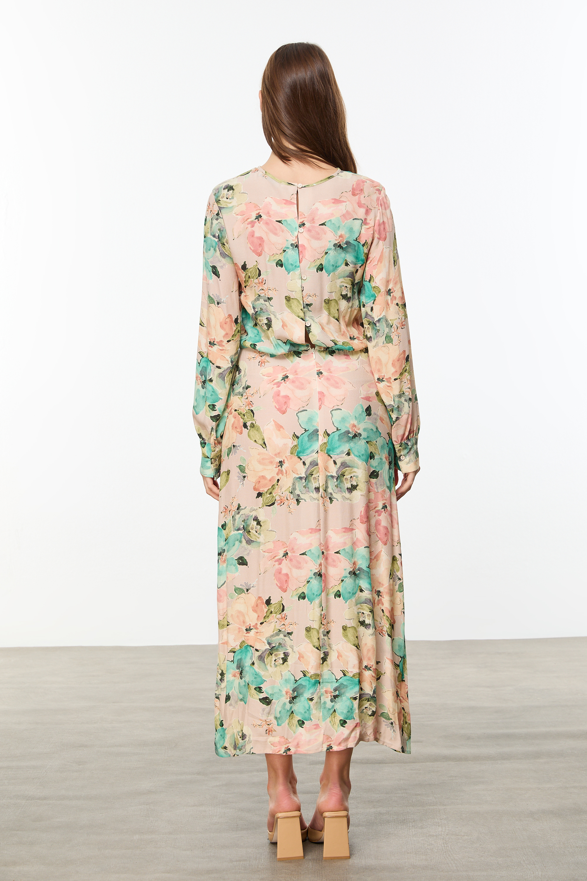 ÇİÇEK DESENLİ YIRTMAÇLI UZUN ELBİSE