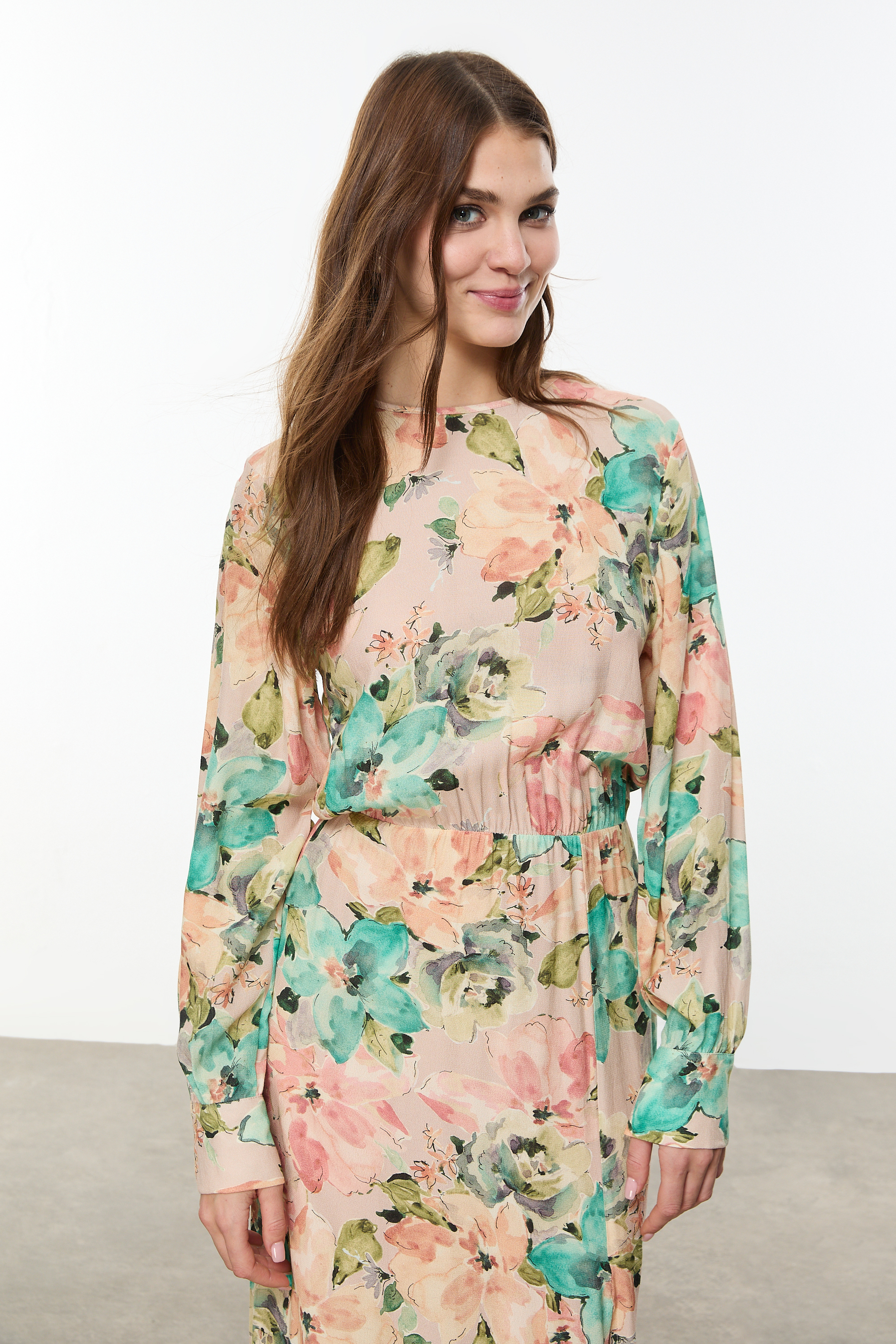 ÇİÇEK DESENLİ YIRTMAÇLI UZUN ELBİSE