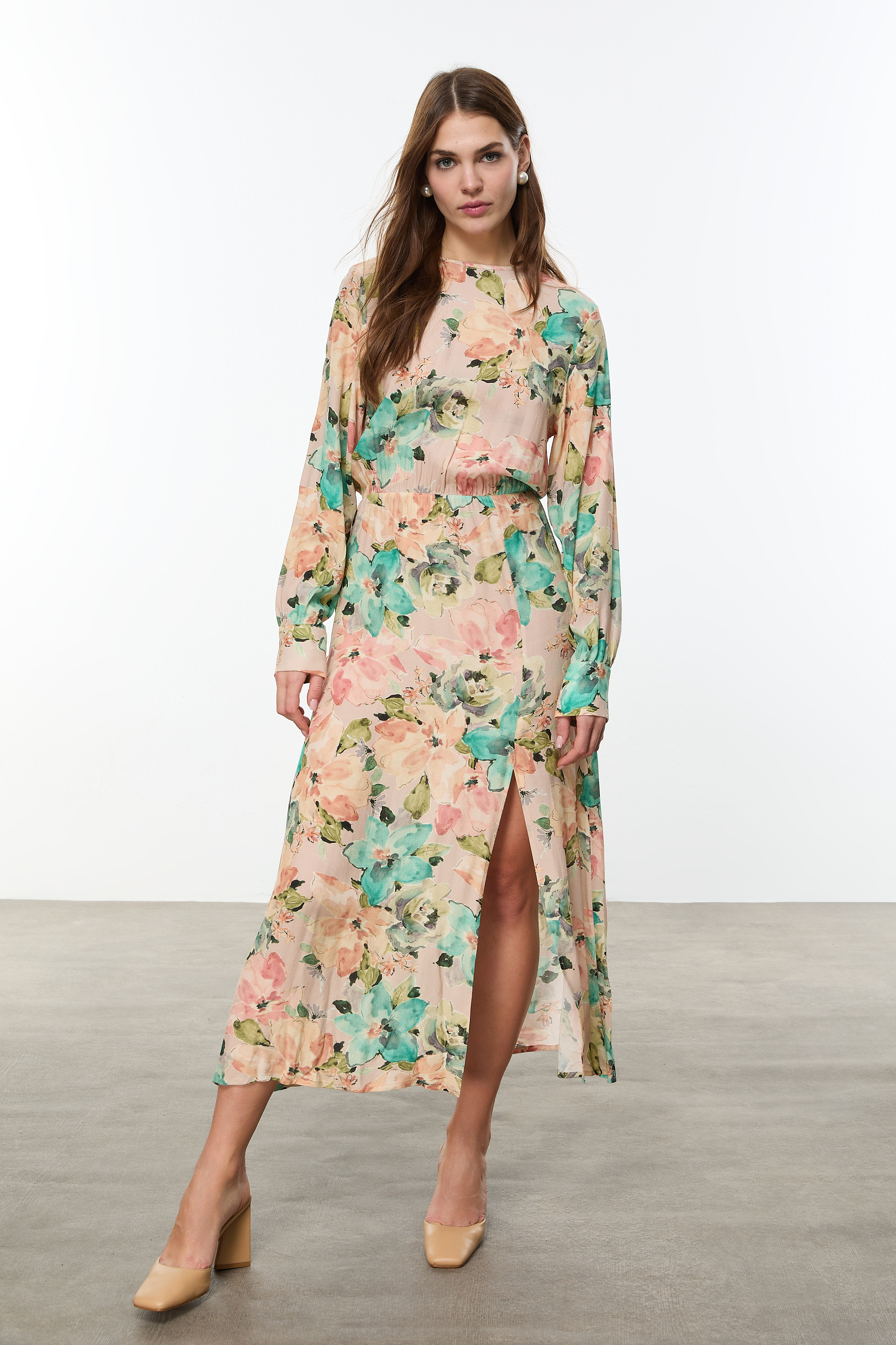 ÇİÇEK DESENLİ YIRTMAÇLI UZUN ELBİSE