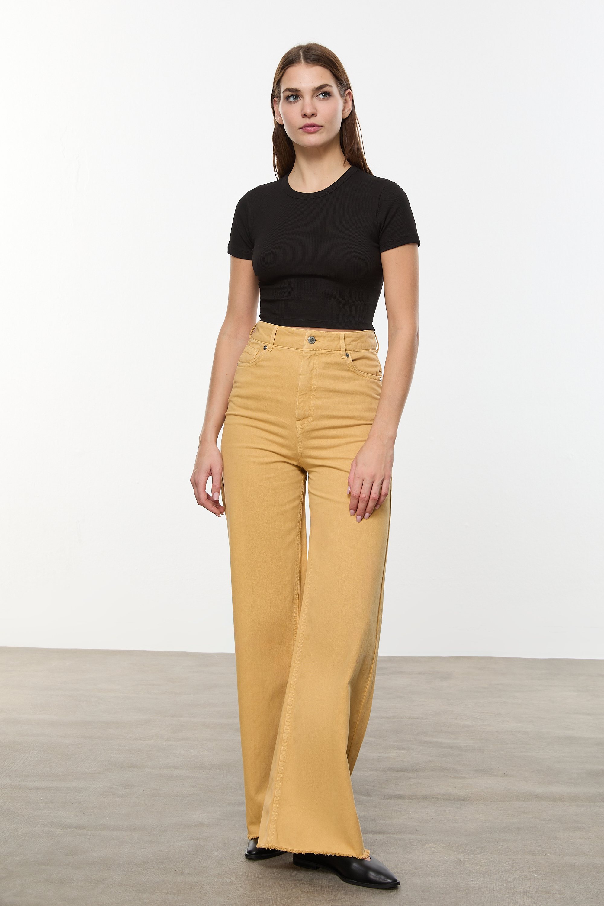 KISA KOLLU CROP T-SHIRT