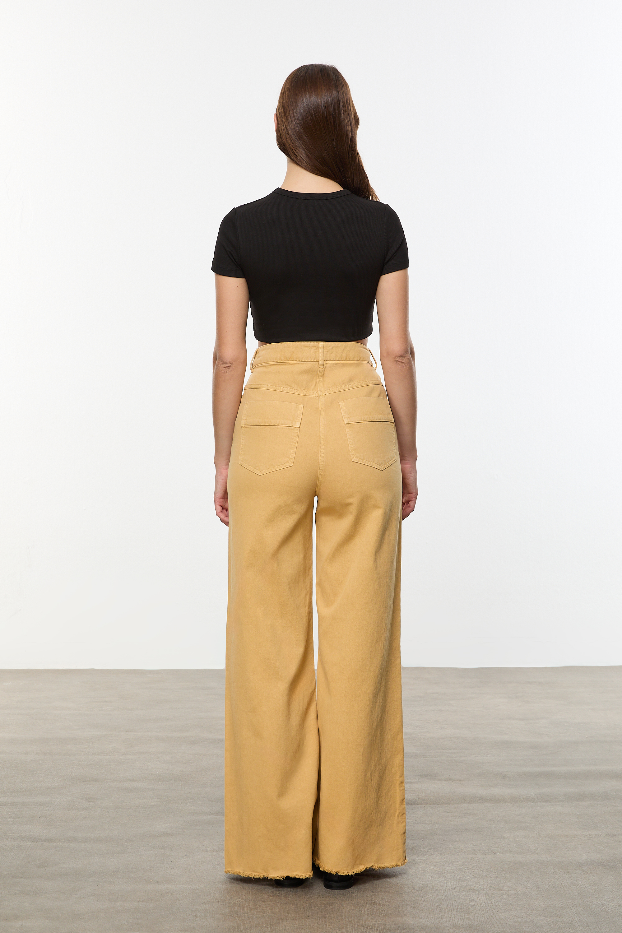 KISA KOLLU CROP T-SHIRT