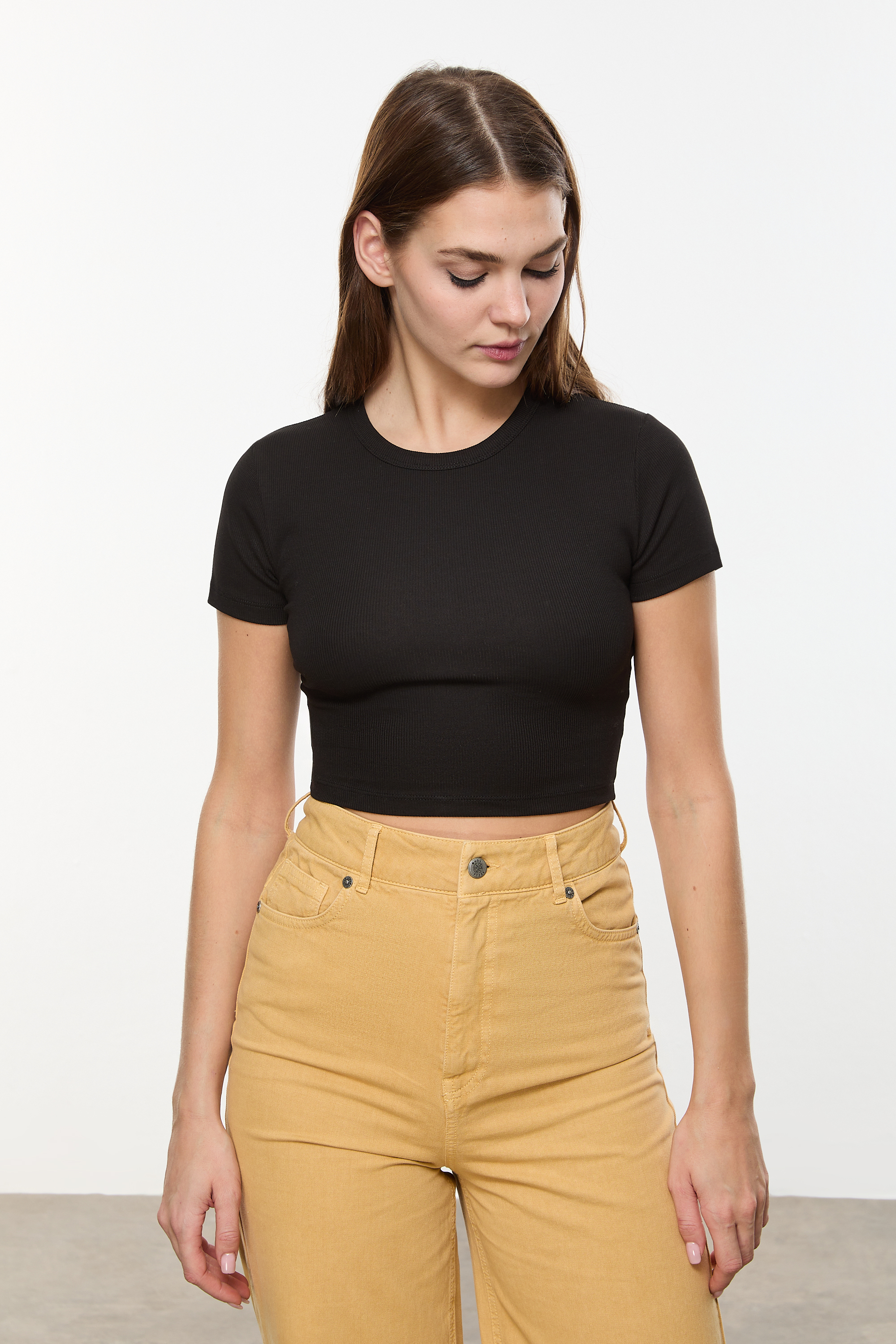 KISA KOLLU CROP T-SHIRT