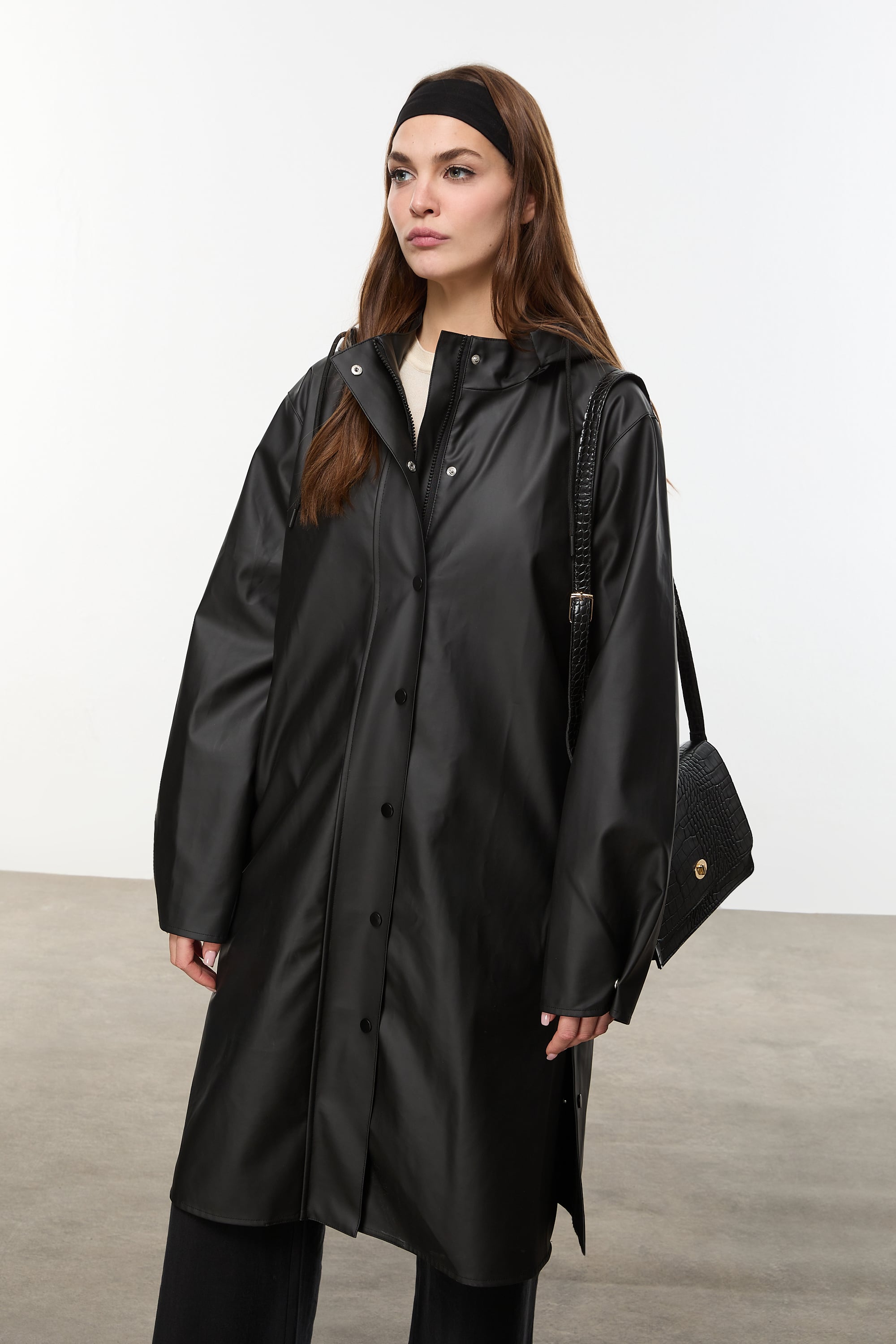 DERİ GÖRÜNÜMLÜ KAPÜŞONLU YAĞMURLUK