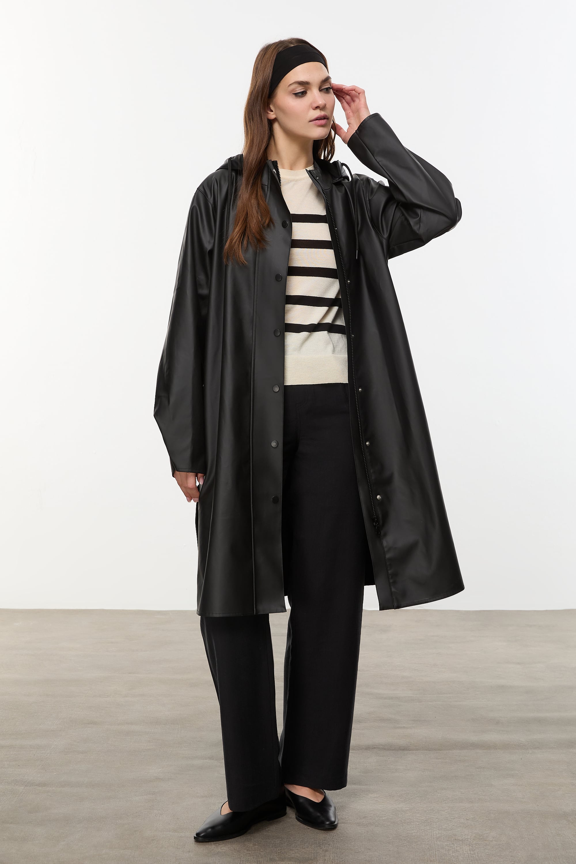 DERİ GÖRÜNÜMLÜ KAPÜŞONLU YAĞMURLUK