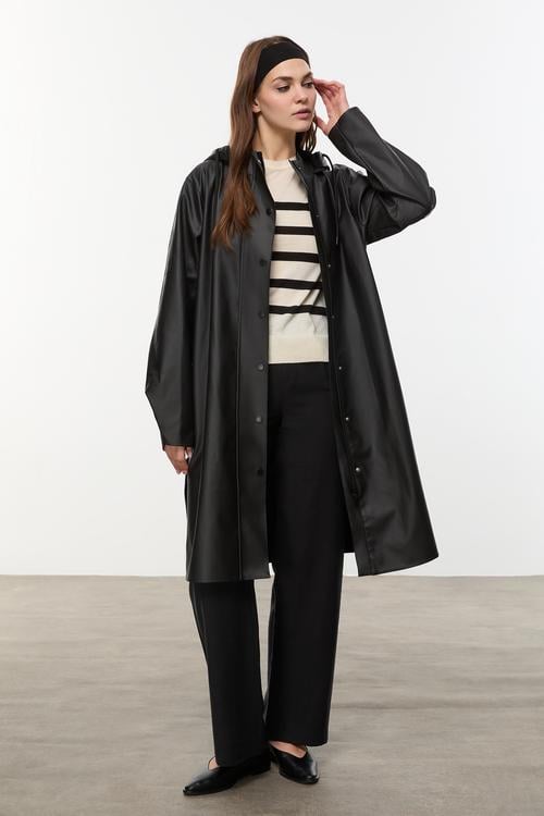  DERİ GÖRÜNÜMLÜ KAPÜŞONLU YAĞMURLUK