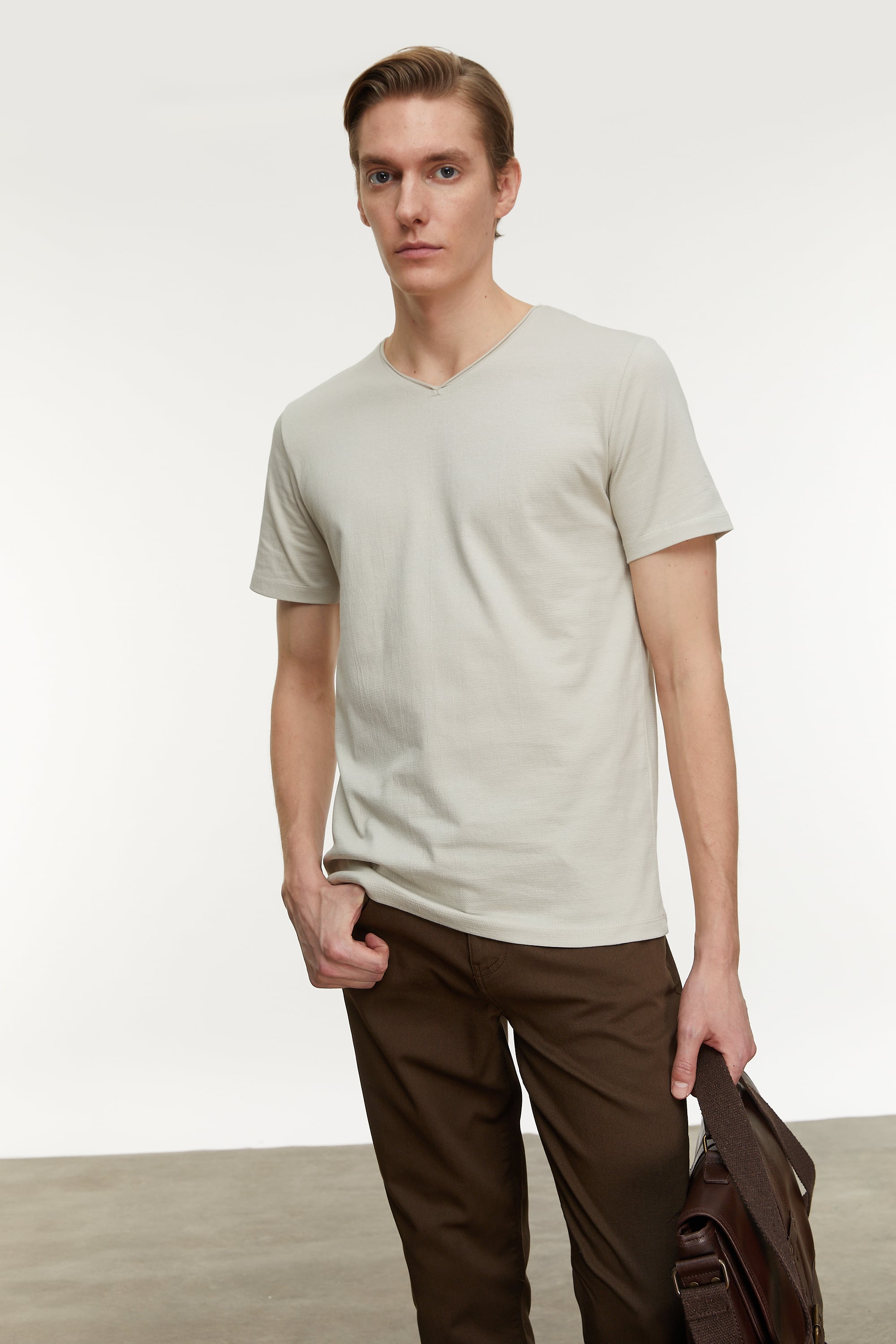 V YAKA KISA KOLLU T-SHIRT