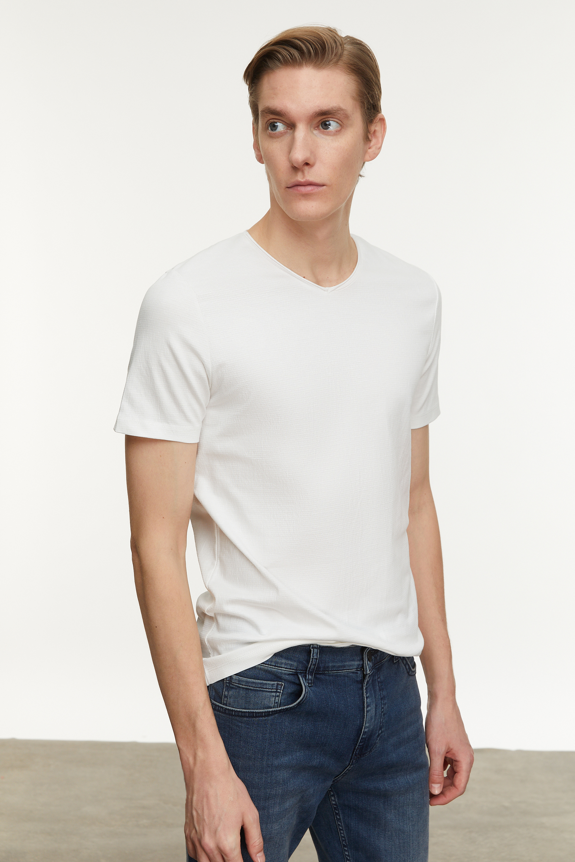 V YAKA KISA KOLLU T-SHIRT