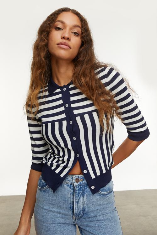  ÇİZGİLİ DÜĞMELİ TRİKO KAZAK