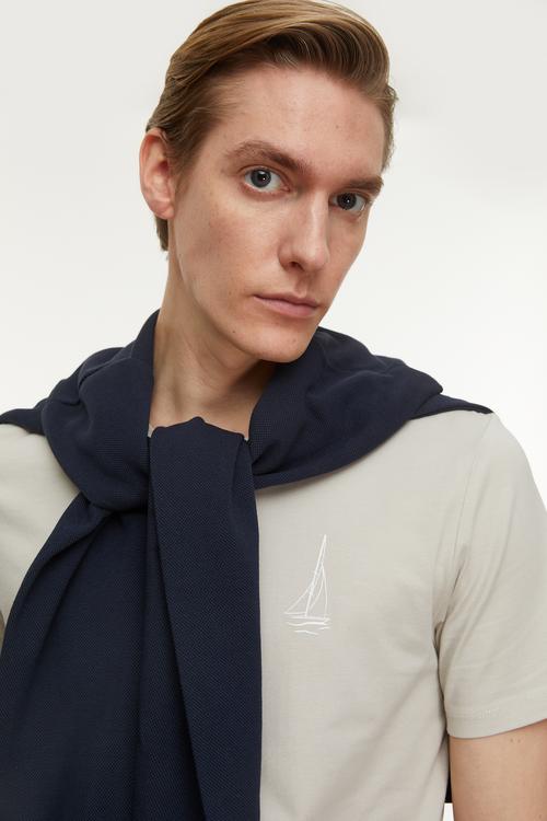  YELKEN BASKILI BİSİKLET YAKA KISA KOLLU T-SHIRT