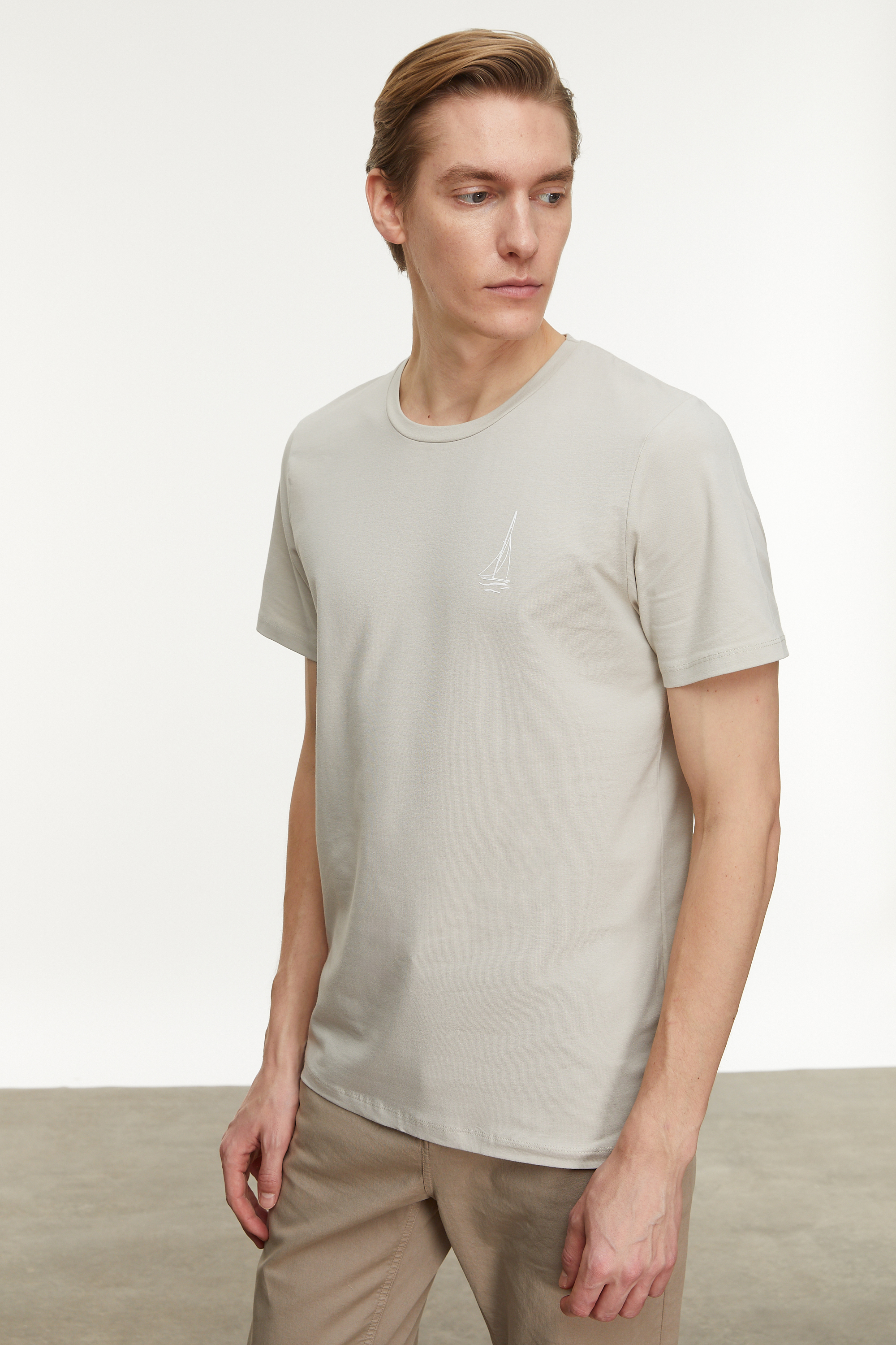 YELKEN BASKILI BİSİKLET YAKA KISA KOLLU T-SHIRT