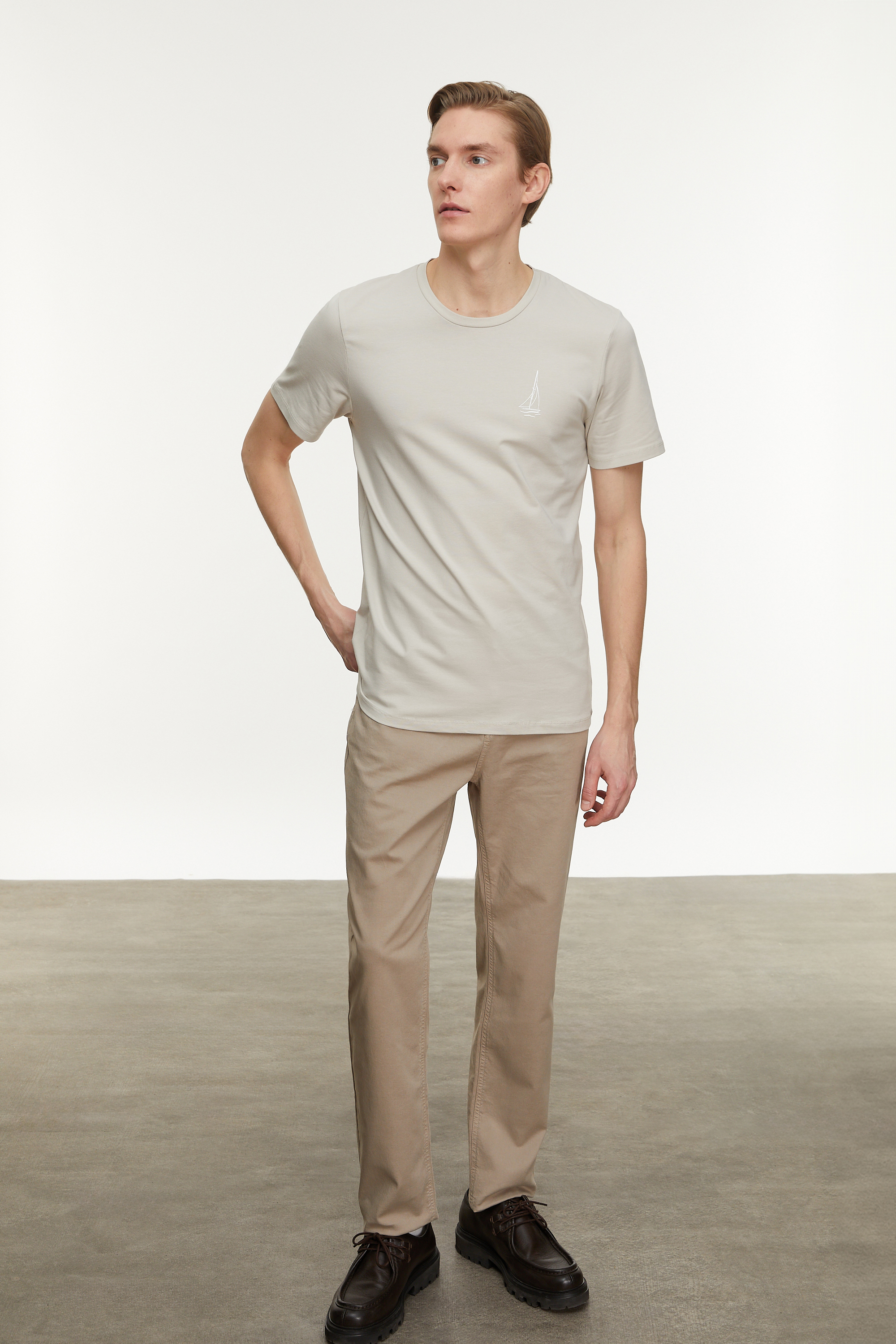 YELKEN BASKILI BİSİKLET YAKA KISA KOLLU T-SHIRT