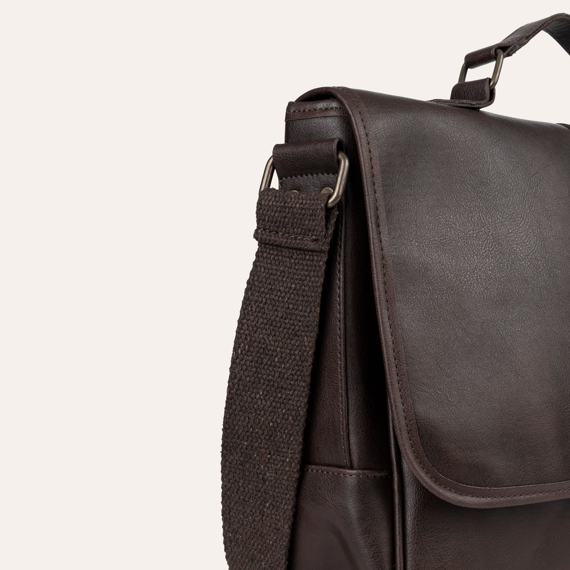 DERİ GÖRÜNÜMLÜ OMUZ ÇANTASI