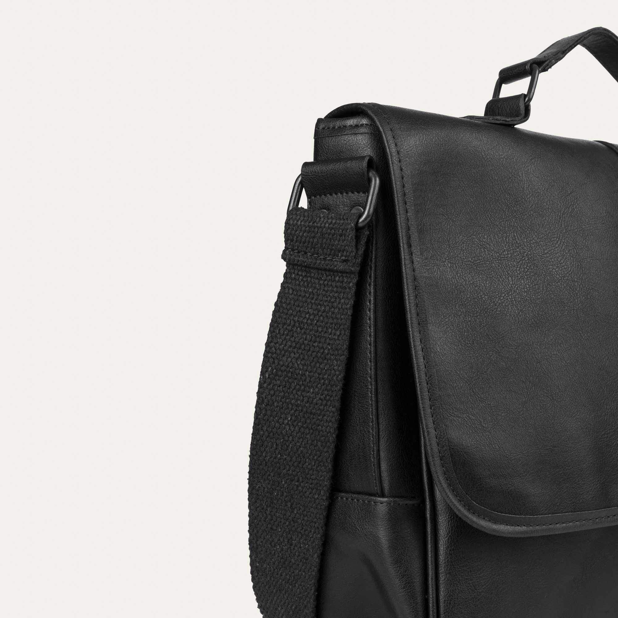 DERİ GÖRÜNÜMLÜ OMUZ ÇANTASI