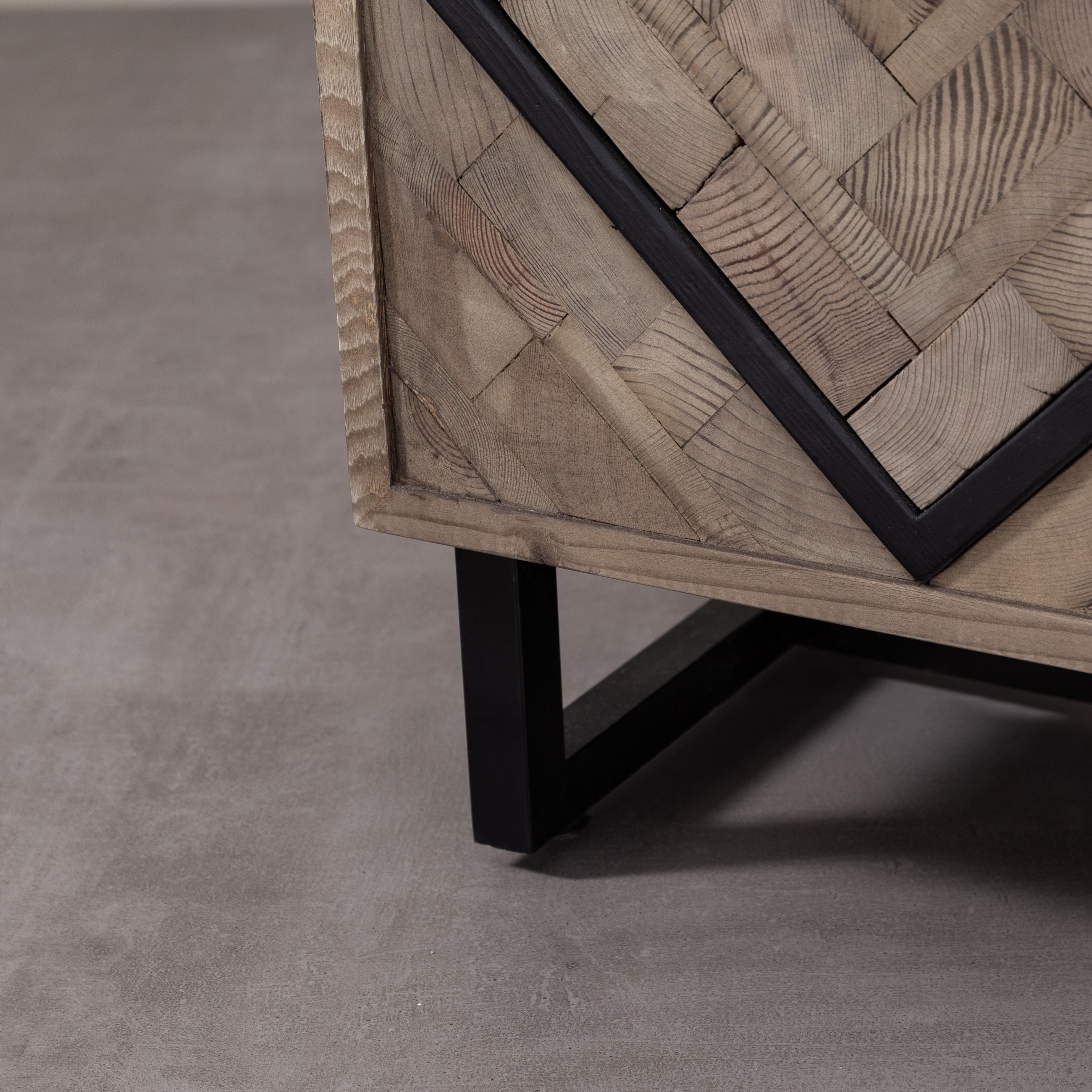 VERTICAL MASİF AHŞAP TV KONSOLU