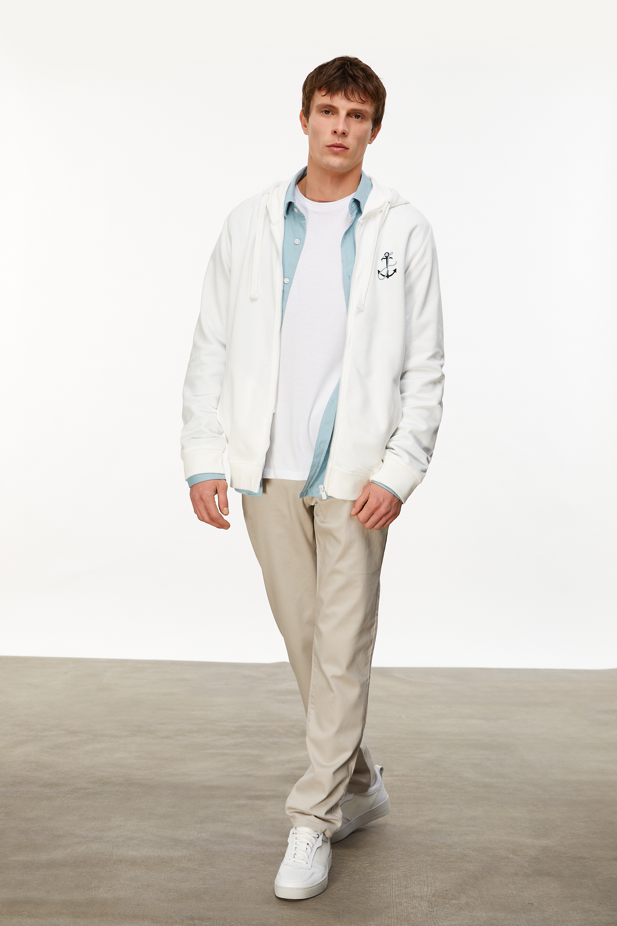 ÇAPA NAKIŞLI KAPÜŞONLU SWEATSHIRT