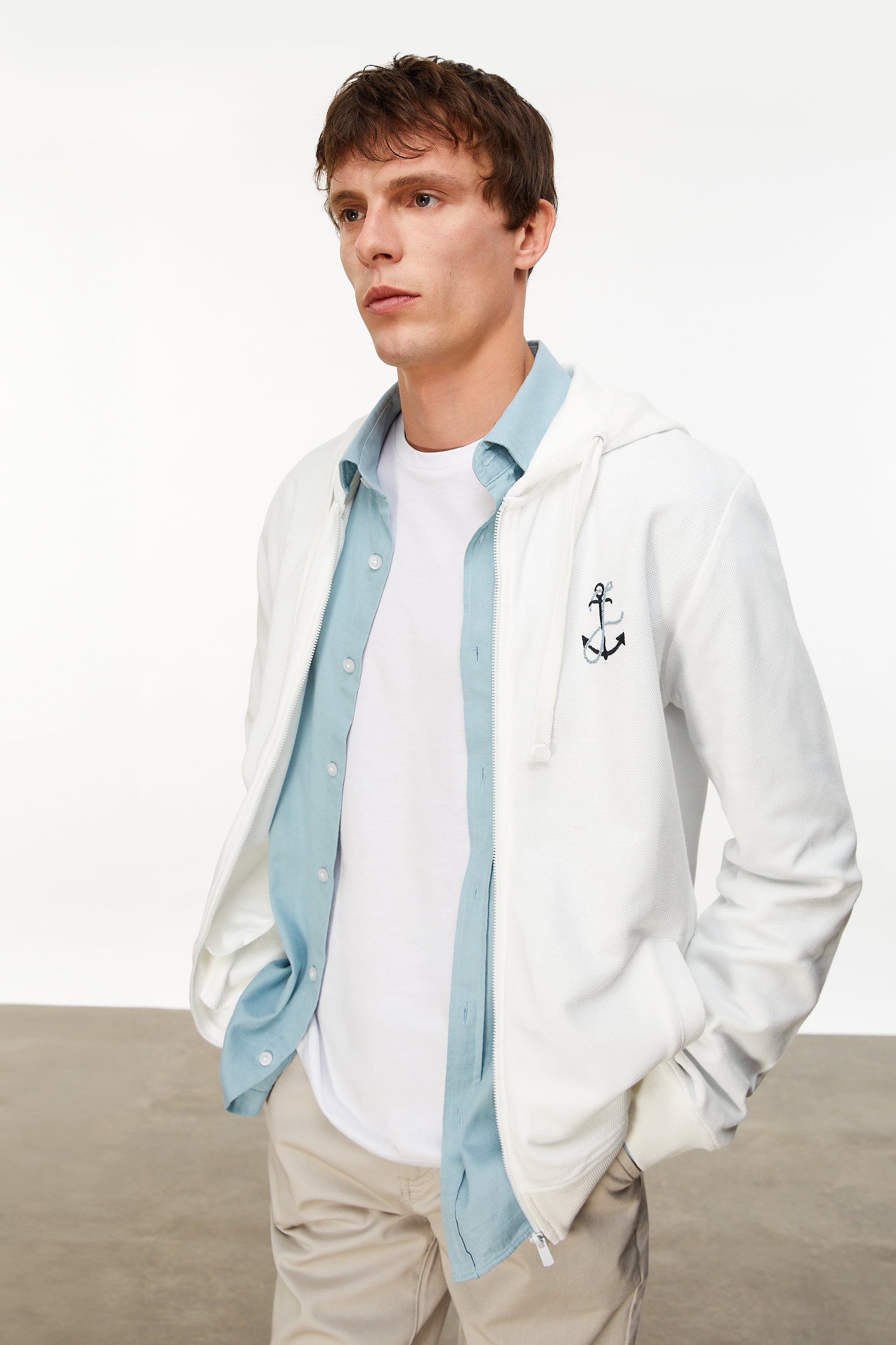 ÇAPA NAKIŞLI KAPÜŞONLU SWEATSHIRT