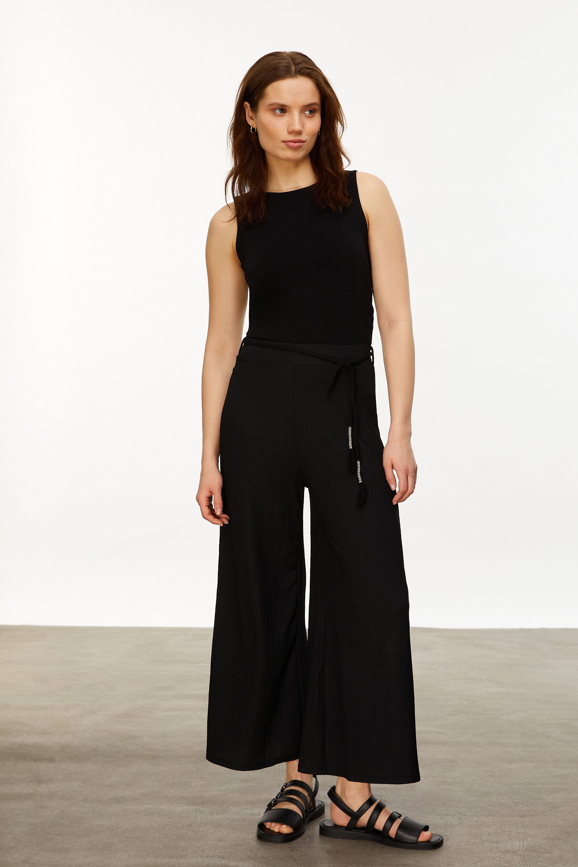 VİSKOZ KARIŞIMLI KOLSUZ BLUZ