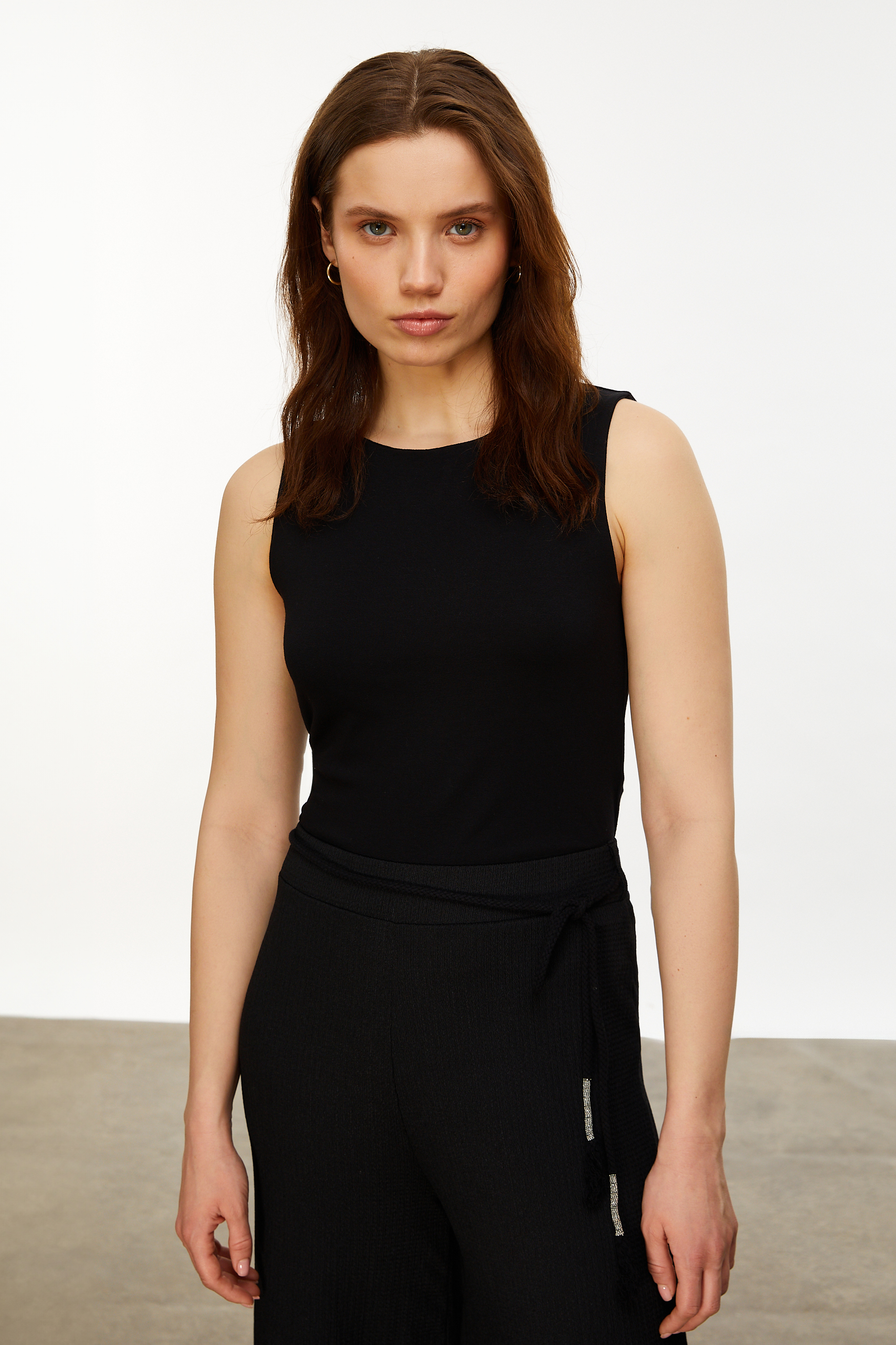 VİSKOZ KARIŞIMLI KOLSUZ BLUZ