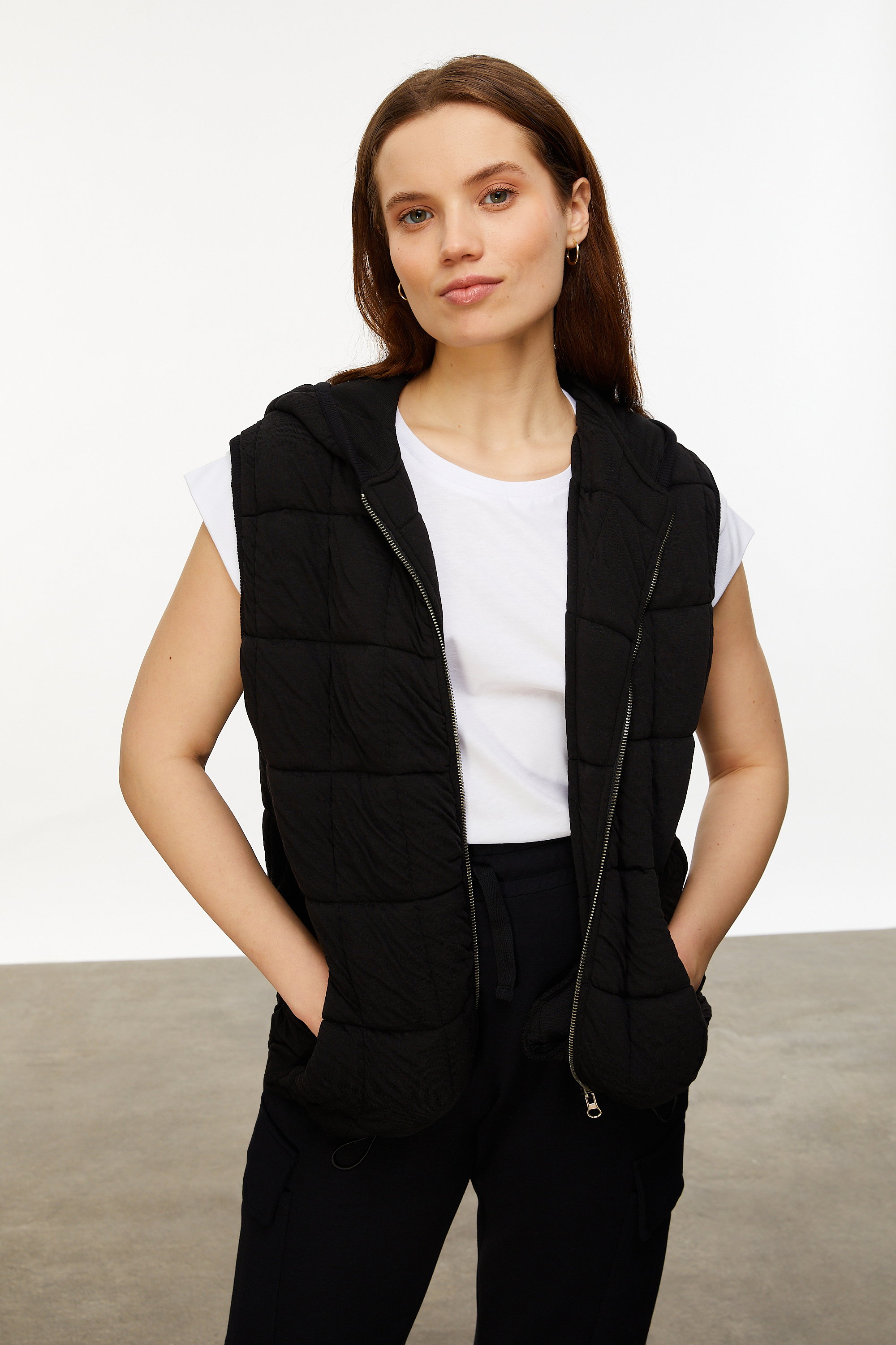 KAPİTONELİ KAPÜŞONLU YELEK