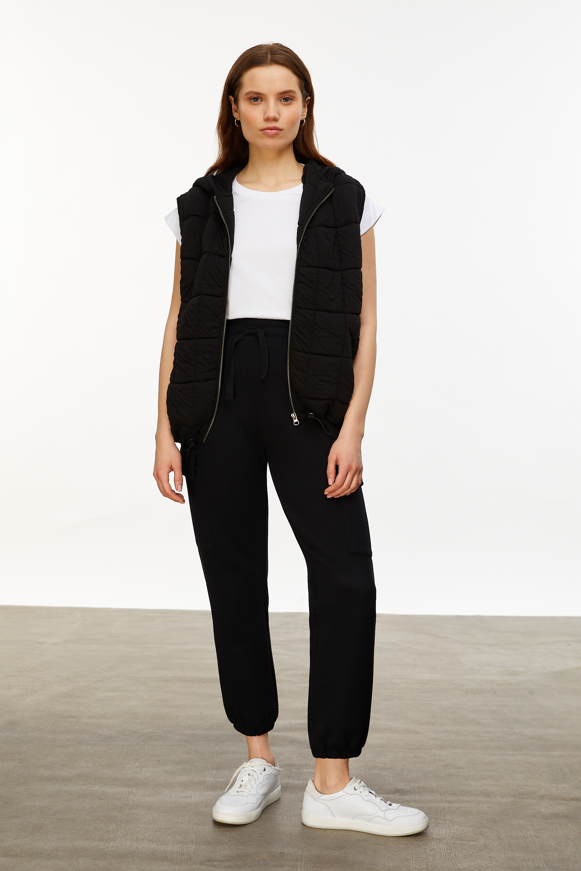 KAPİTONELİ KAPÜŞONLU YELEK