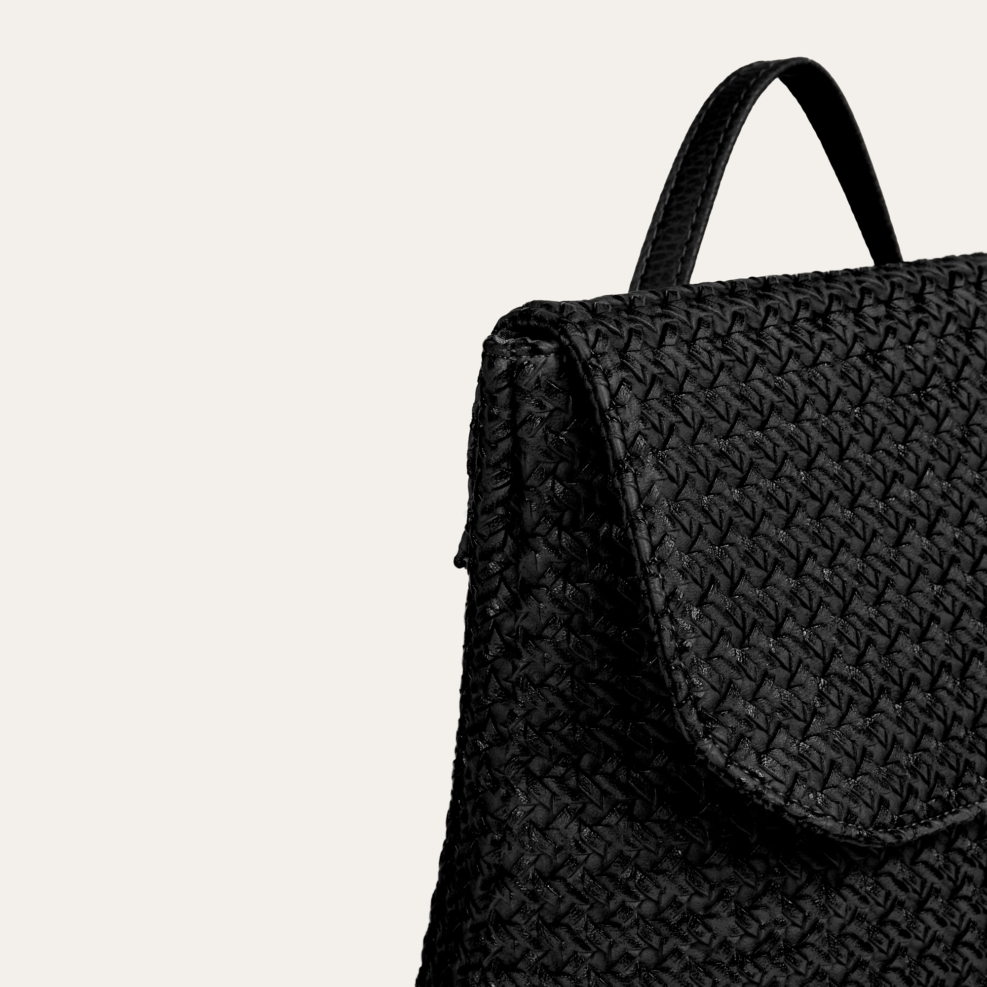 DERİ GÖRÜNÜMLÜ ÖRGÜ SIRT ÇANTASI