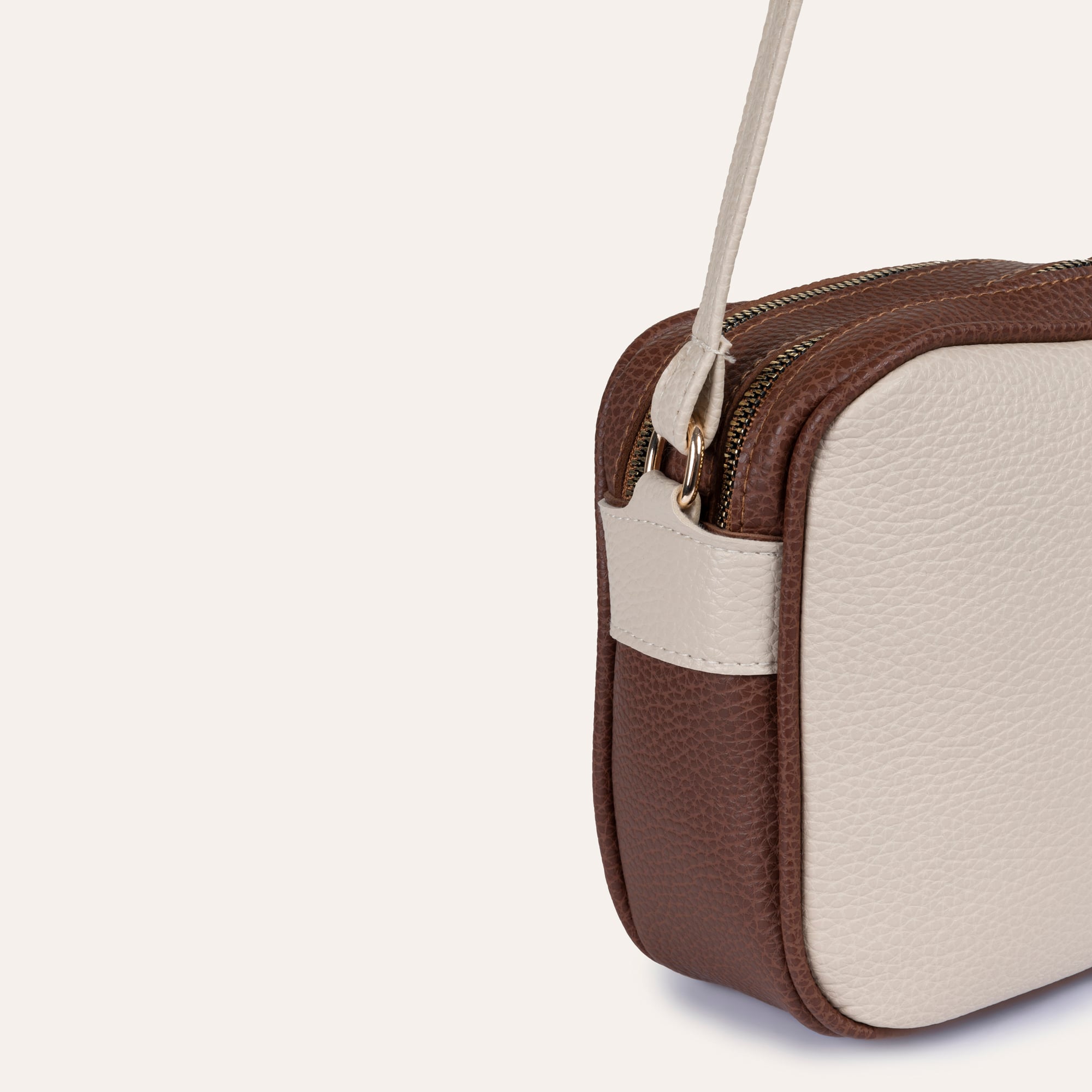 DERİ GÖRÜNÜMLÜ OMUZ ÇANTASI