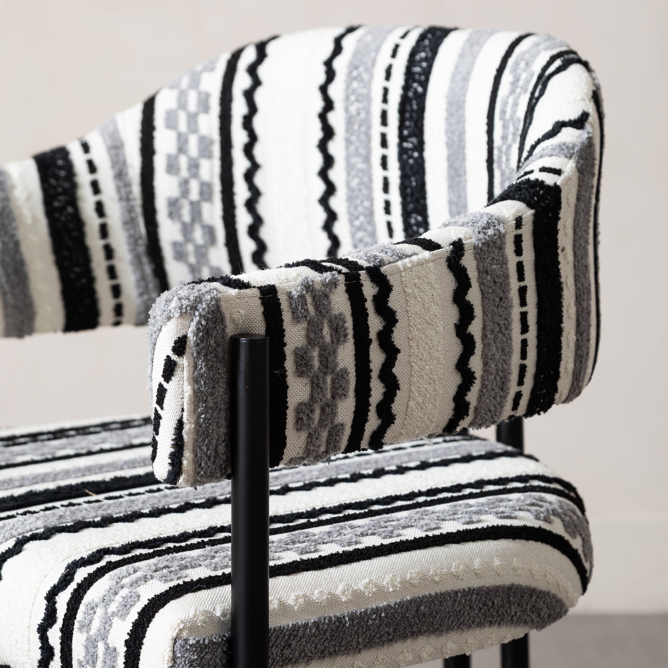 PAROS SANDALYE SİYAH DESENLİ