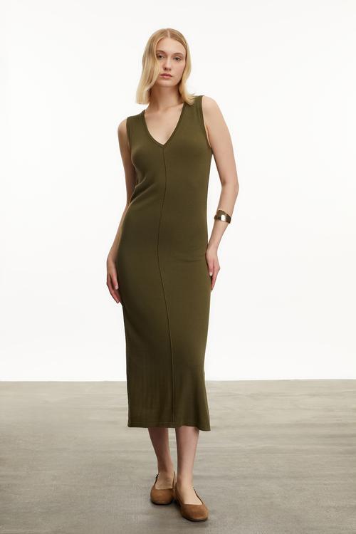  V YAKA UZUN TRİKO ELBİSE