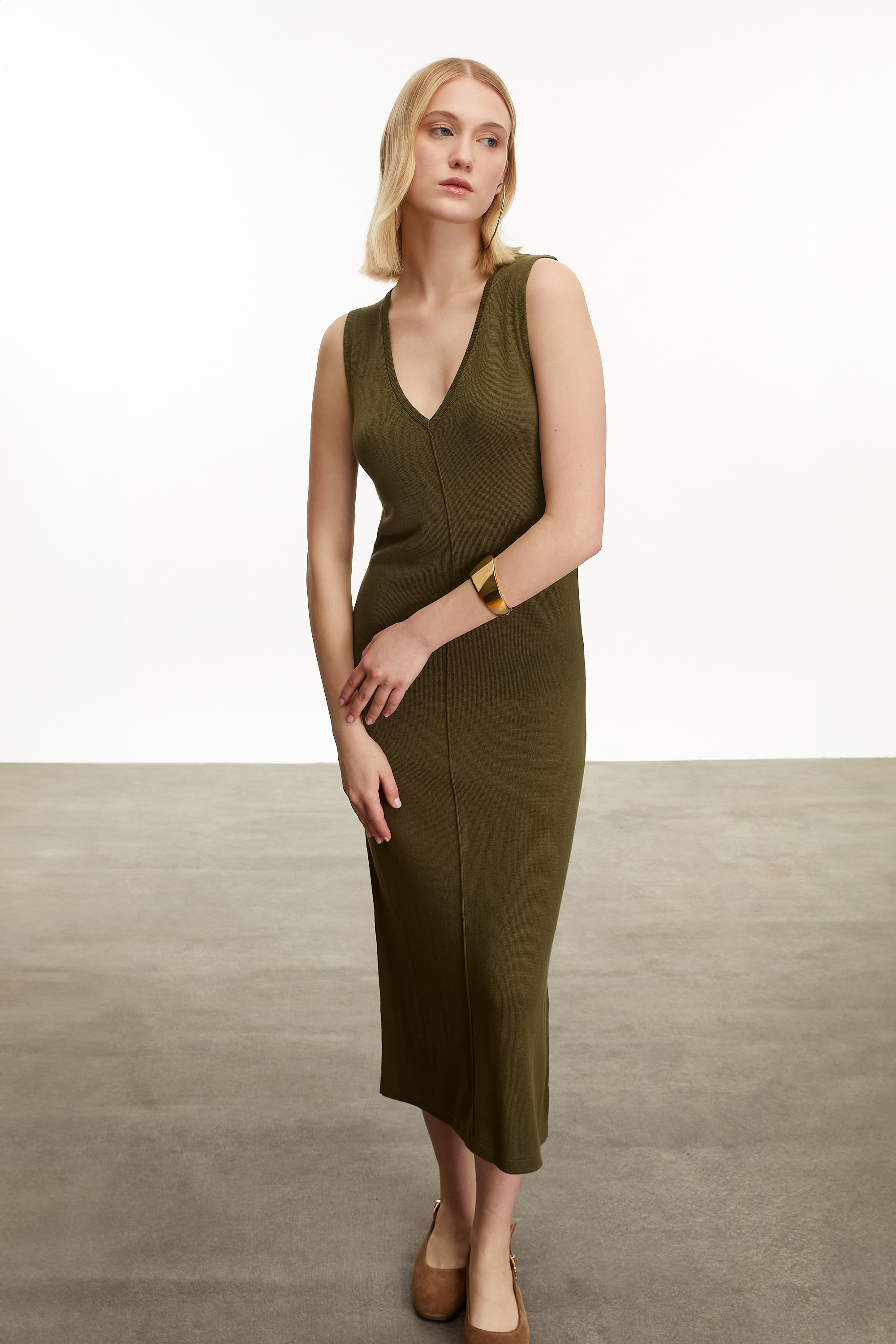 V YAKA UZUN TRİKO ELBİSE